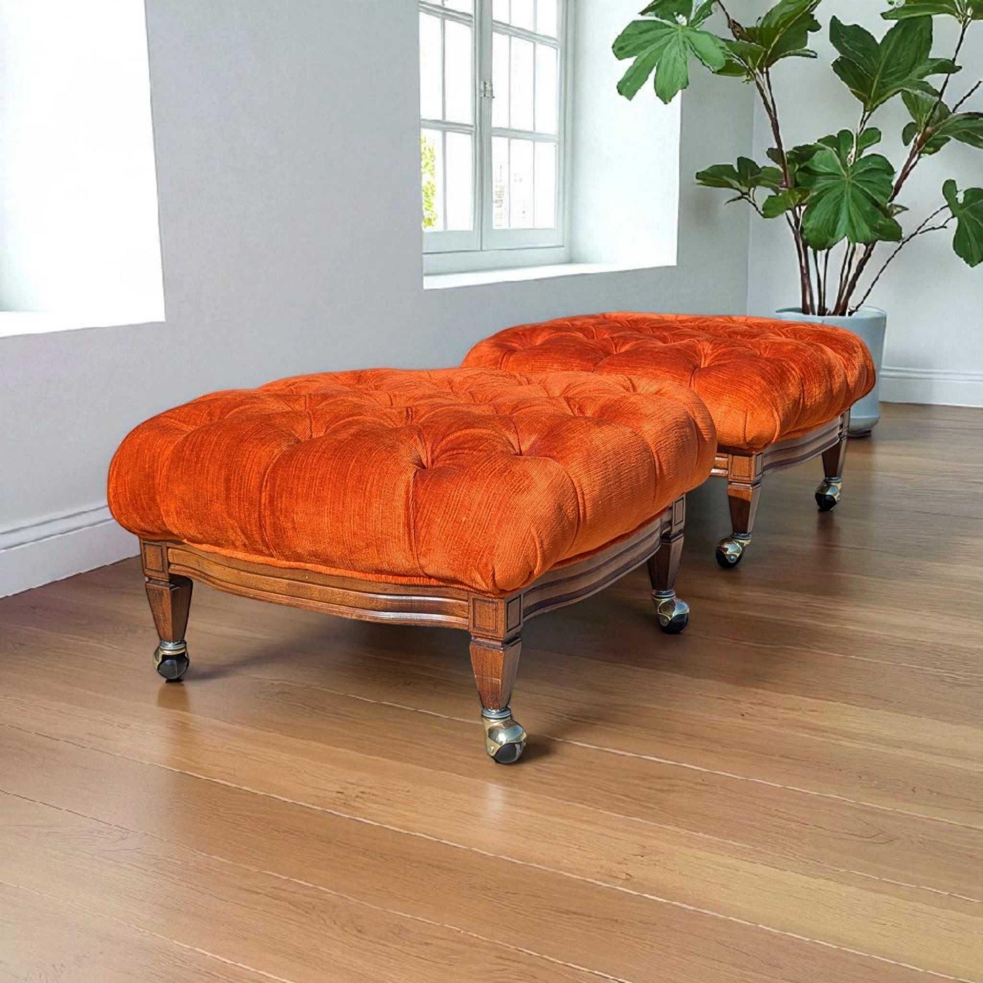 Hollywood-Regency-Ottomanen aus der Jahrhundertmitte in gebranntem Orange mit Kordtuft, paarweise im Angebot 8