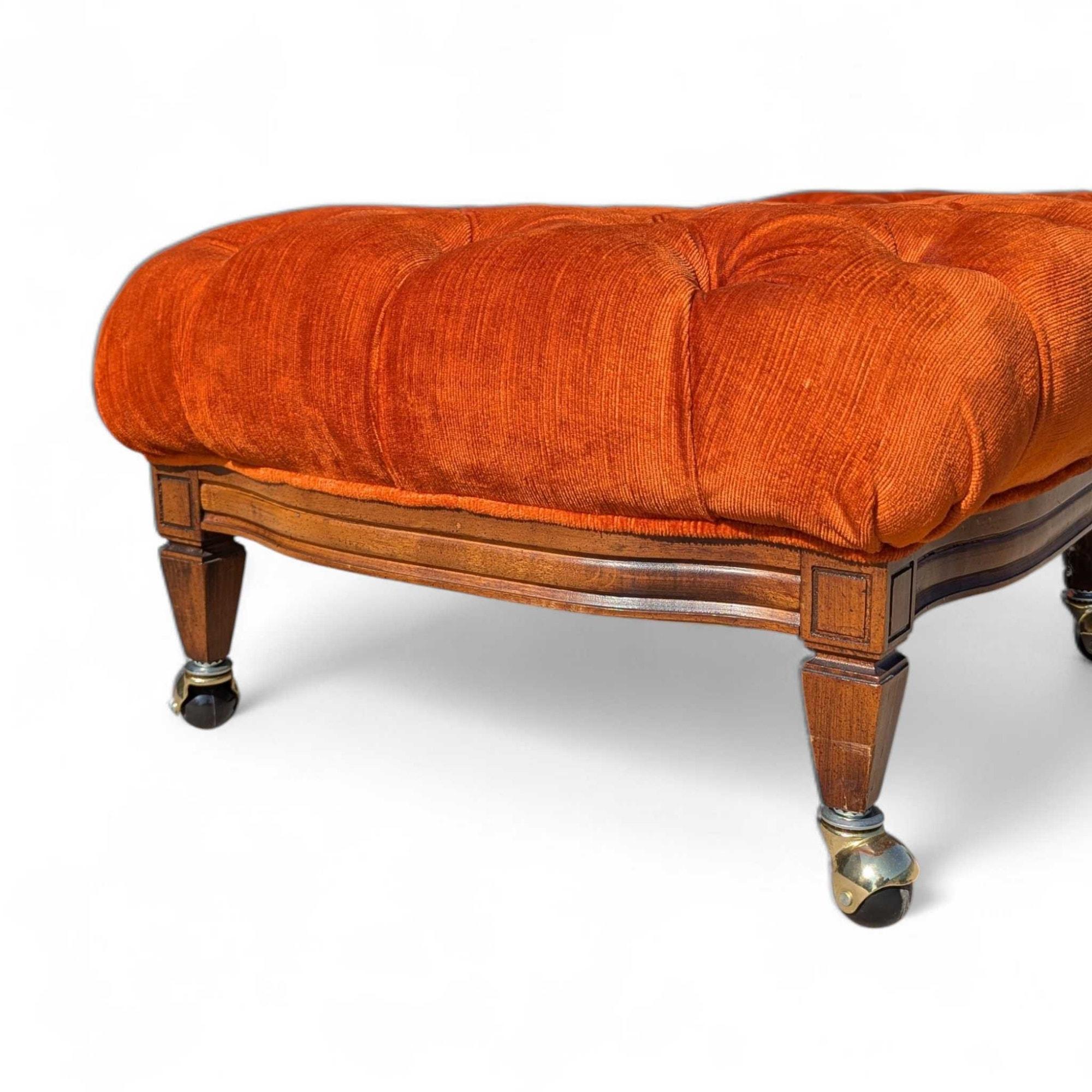 Hollywood-Regency-Ottomanen aus der Jahrhundertmitte in gebranntem Orange mit Kordtuft, paarweise im Angebot 10