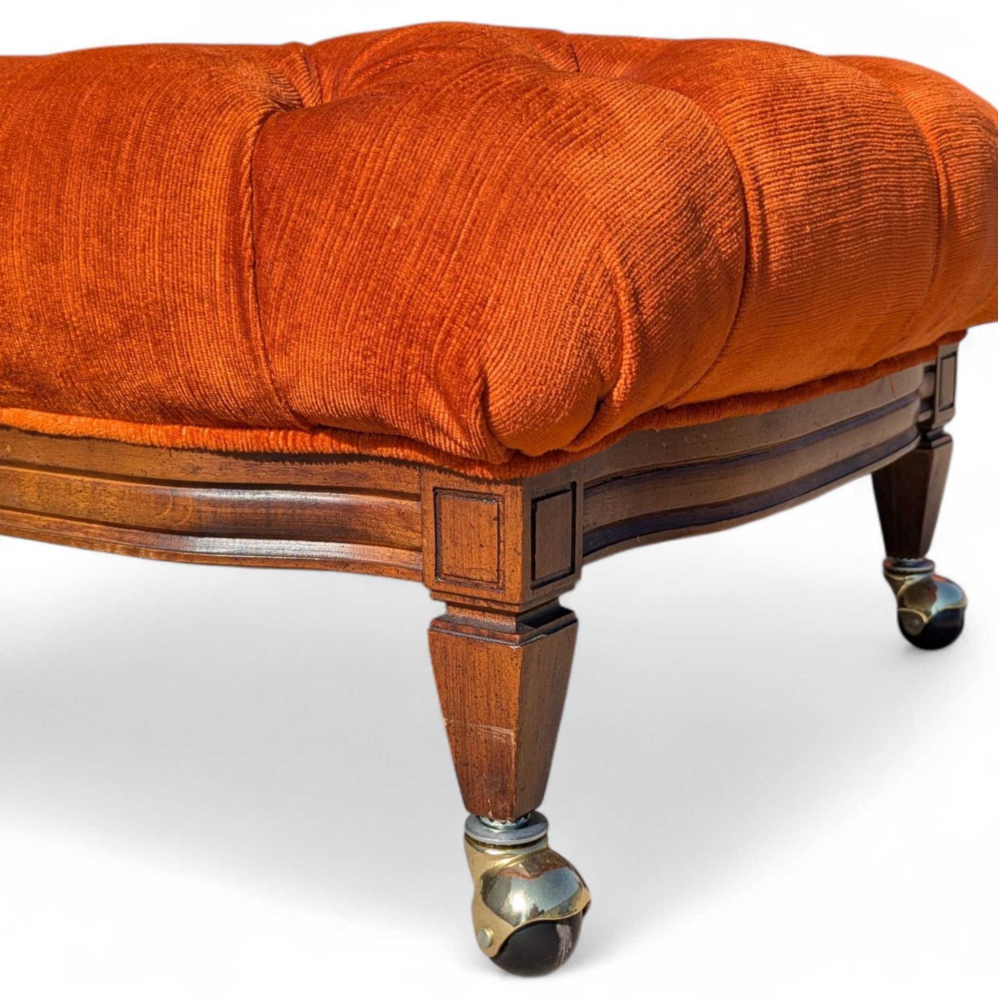 Hollywood-Regency-Ottomanen aus der Jahrhundertmitte in gebranntem Orange mit Kordtuft, paarweise (Moderne der Mitte des Jahrhunderts) im Angebot