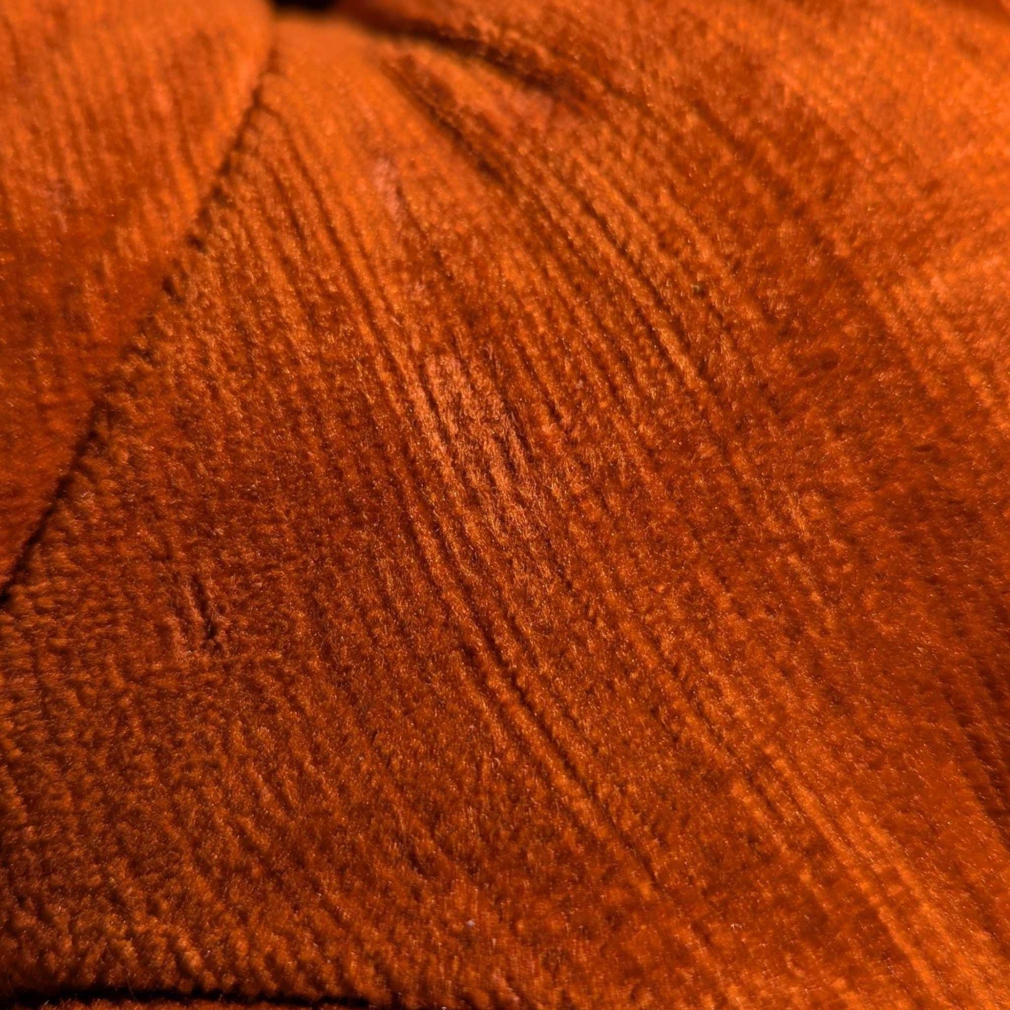 Hollywood-Regency-Ottomanen aus der Jahrhundertmitte in gebranntem Orange mit Kordtuft, paarweise (Unbekannt) im Angebot