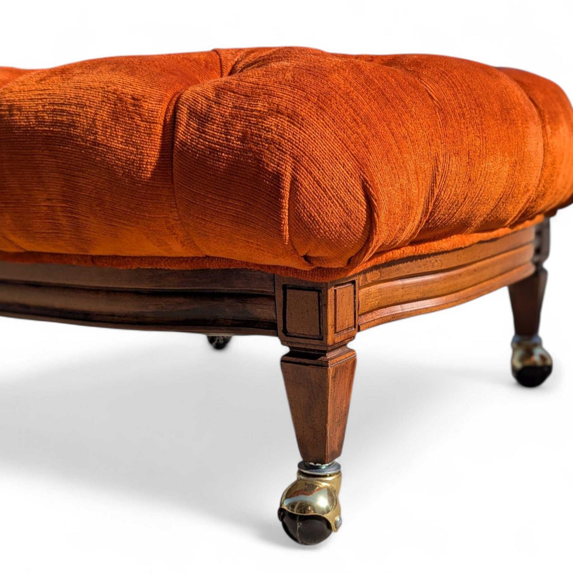 Hollywood-Regency-Ottomanen aus der Jahrhundertmitte in gebranntem Orange mit Kordtuft, paarweise im Zustand „Gut“ im Angebot in Rancho Cucamonga, CA