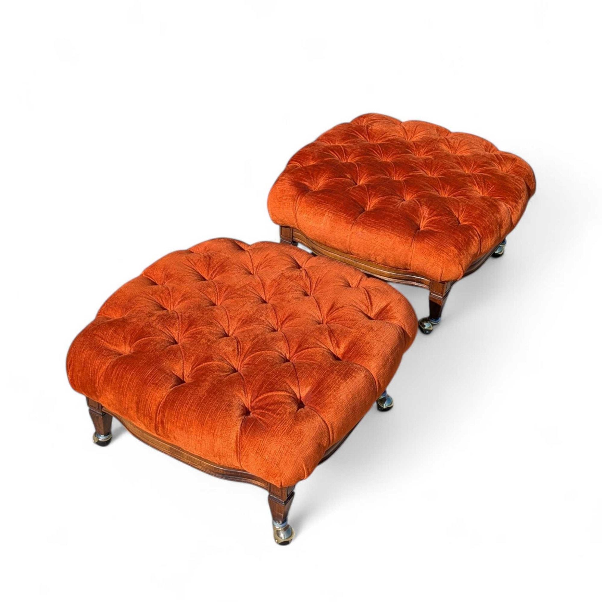 Hollywood-Regency-Ottomanen aus der Jahrhundertmitte in gebranntem Orange mit Kordtuft, paarweise (20. Jahrhundert) im Angebot