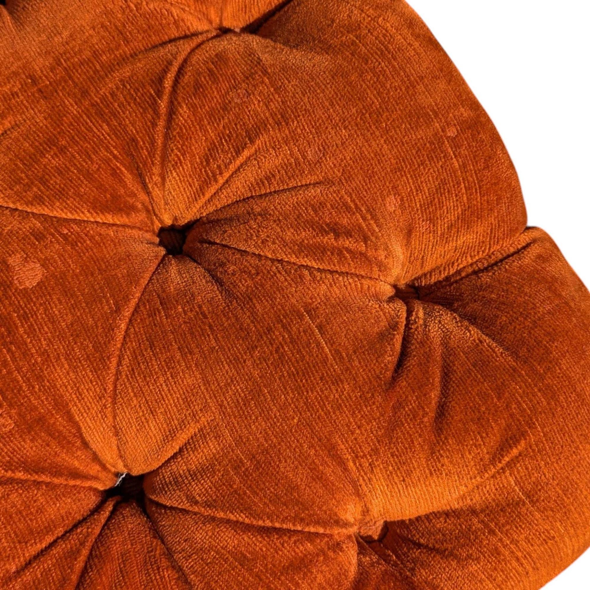 Hollywood-Regency-Ottomanen aus der Jahrhundertmitte in gebranntem Orange mit Kordtuft, paarweise (Holz) im Angebot