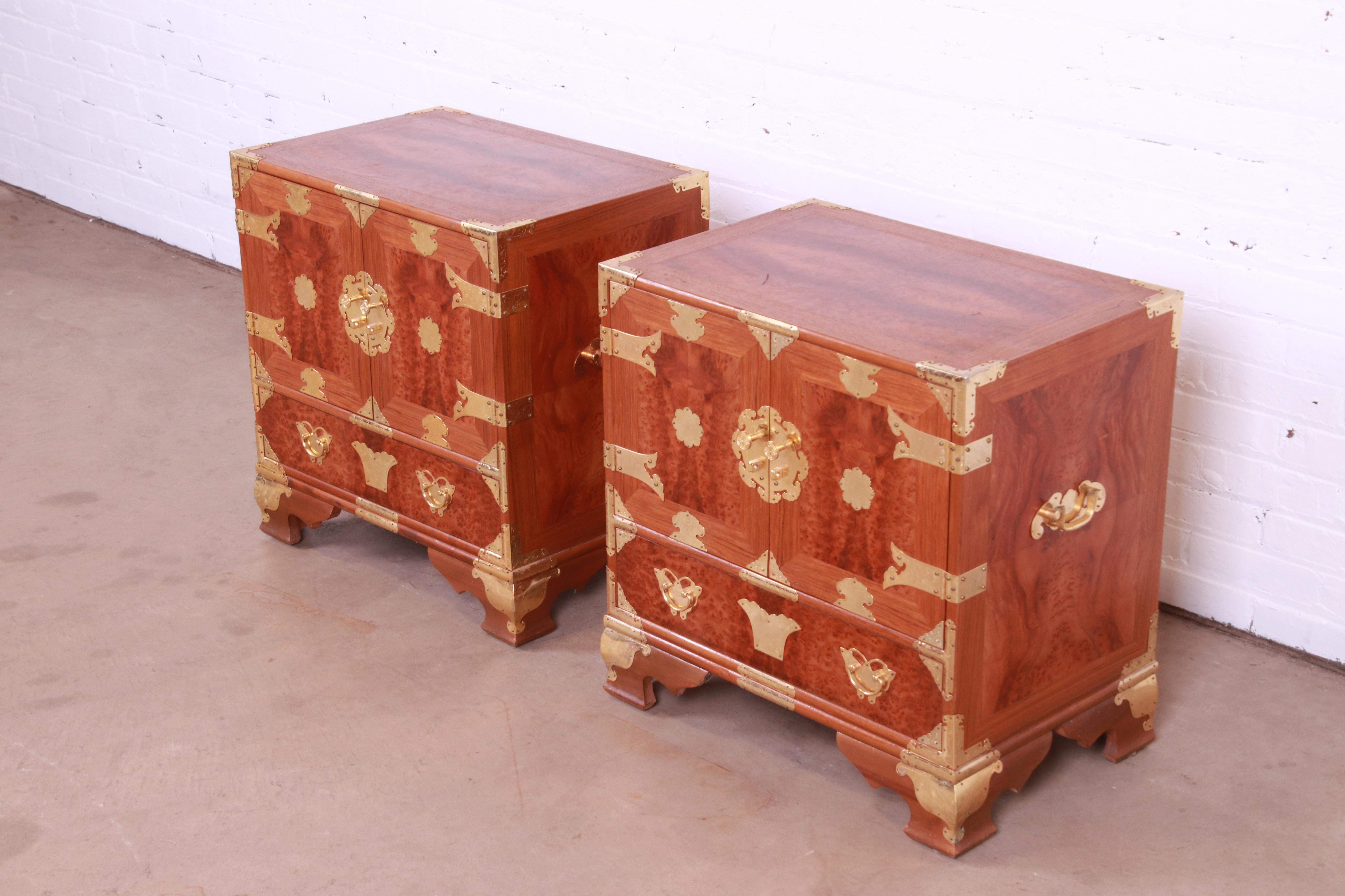 An exceptional pair of Mid-Century Modern Hollywood Regency Chinoiserie bedside chests

Mid-20th Century

Gorgeous figured burl wood, with original Asian-inspired brass mounts and hardware.

Measures: 23.75