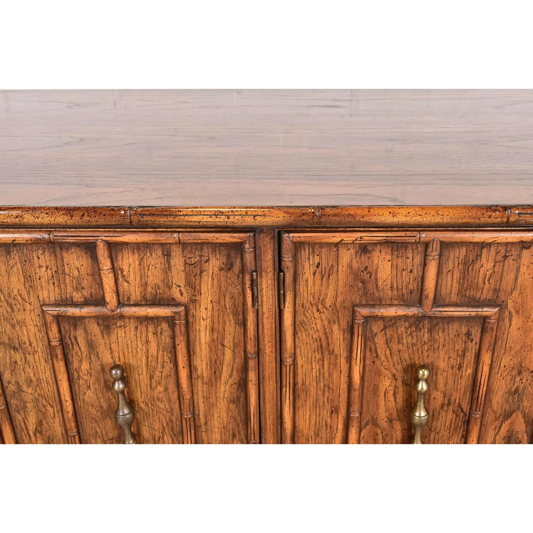 Credenza di metà secolo Hollywood Regency Chinoiserie in legno di frutta e bambù finto in vendita 3