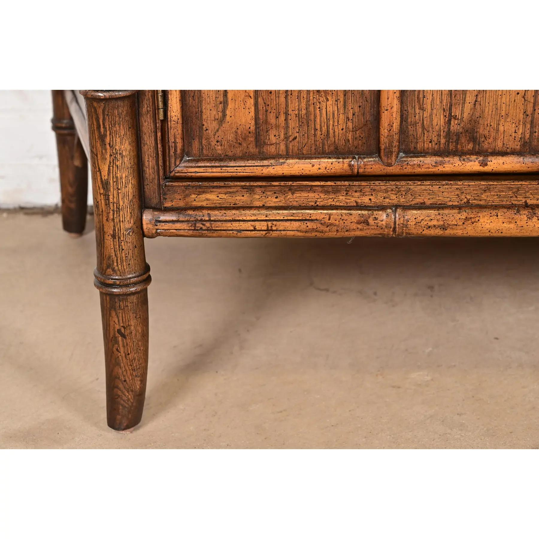 Credenza di metà secolo Hollywood Regency Chinoiserie in legno di frutta e bambù finto in vendita 4