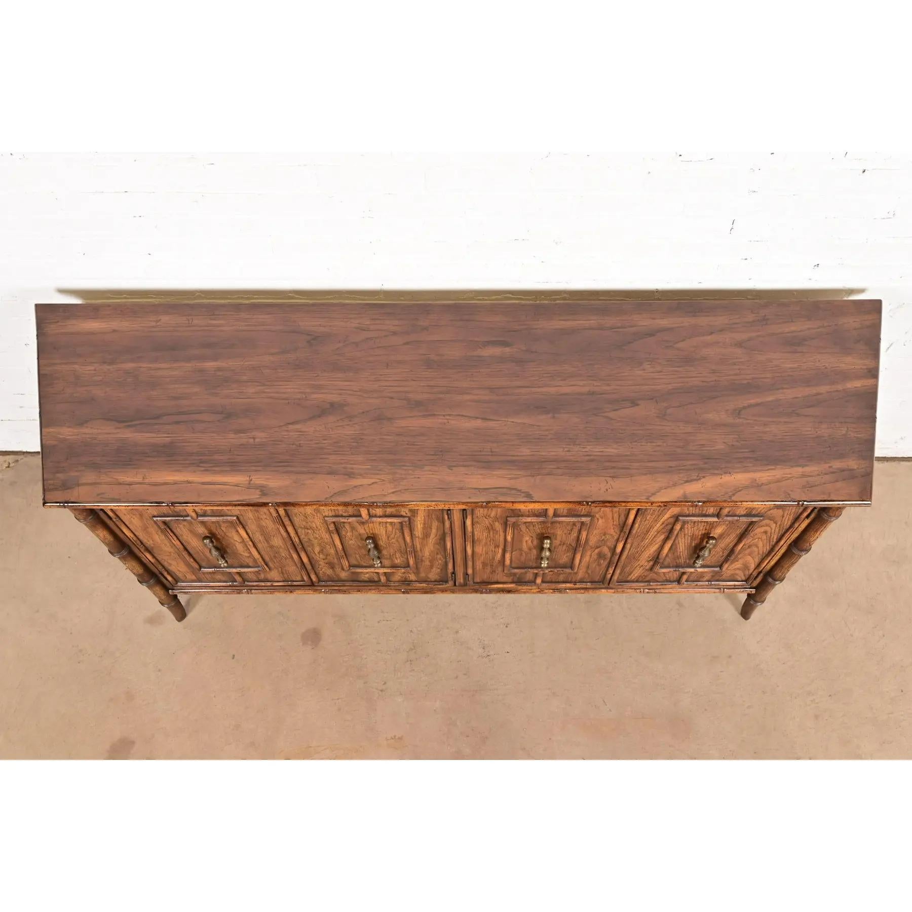 Credenza di metà secolo Hollywood Regency Chinoiserie in legno di frutta e bambù finto in vendita 5