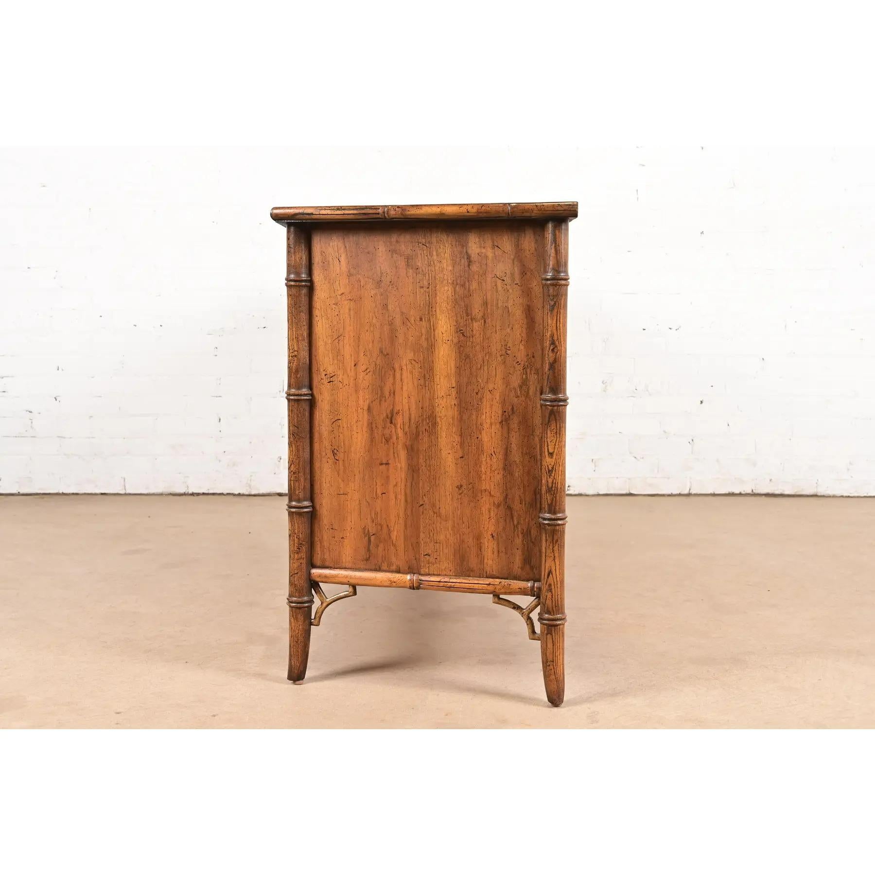 Credenza di metà secolo Hollywood Regency Chinoiserie in legno di frutta e bambù finto in vendita 6