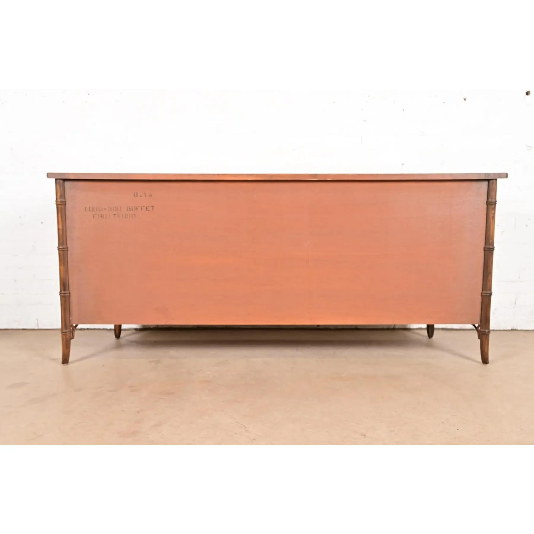 Credenza di metà secolo Hollywood Regency Chinoiserie in legno di frutta e bambù finto in vendita 7