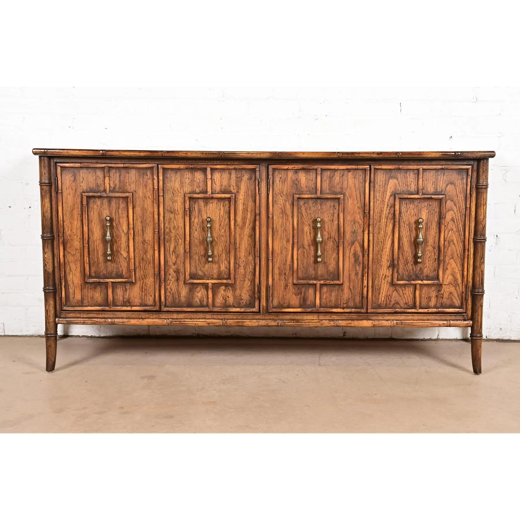 Un'eccezionale credenza o credenza in finto bambù della Hollywood Regency moderna di metà secolo

Di National Mount Airy Furniture Co.

USA, circa anni '1960

Legno di bambù scolpito a forma di frutta, con ferramenta originale in ottone.

Misure: