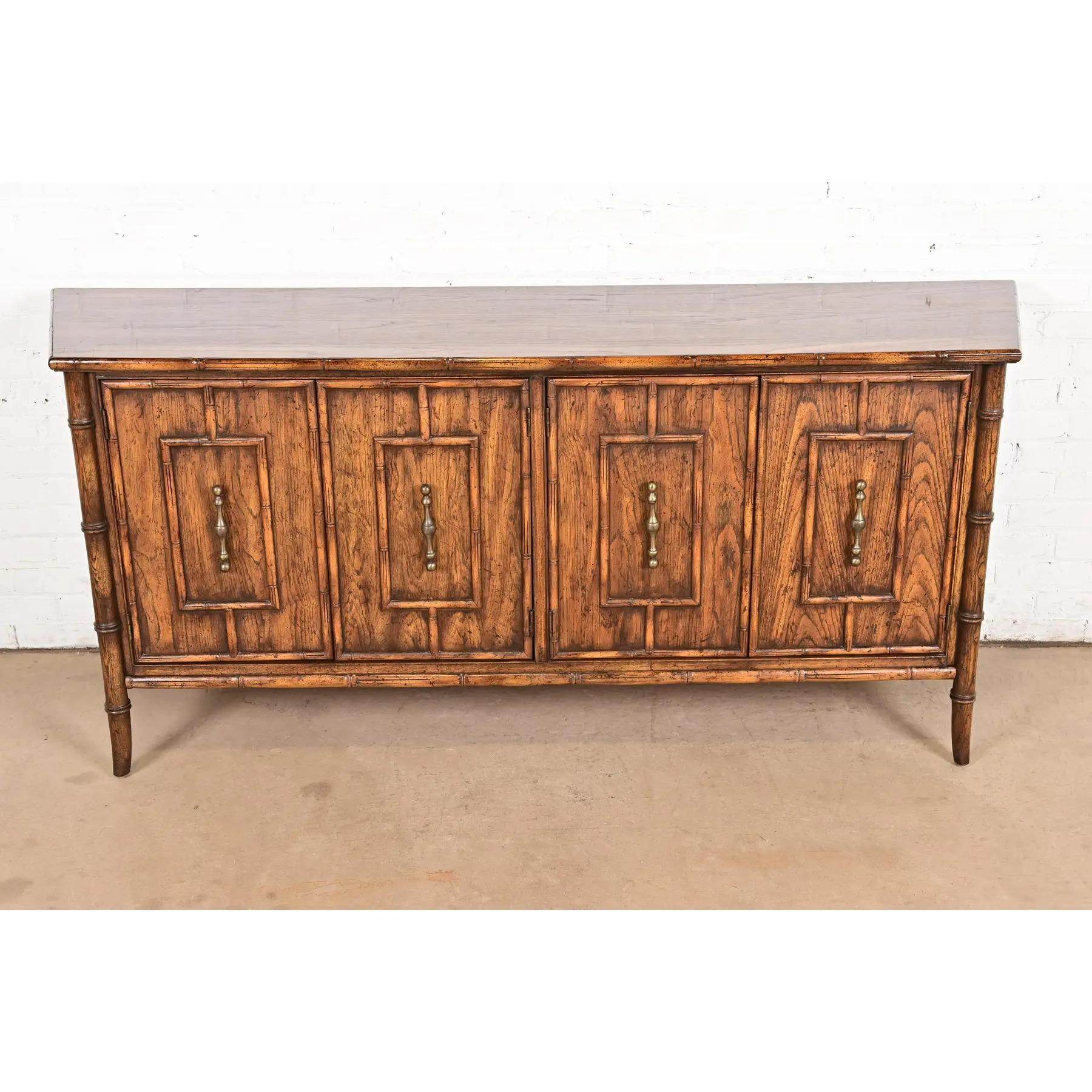 Mid-Century moderno Credenza di metà secolo Hollywood Regency Chinoiserie in legno di frutta e bambù finto in vendita