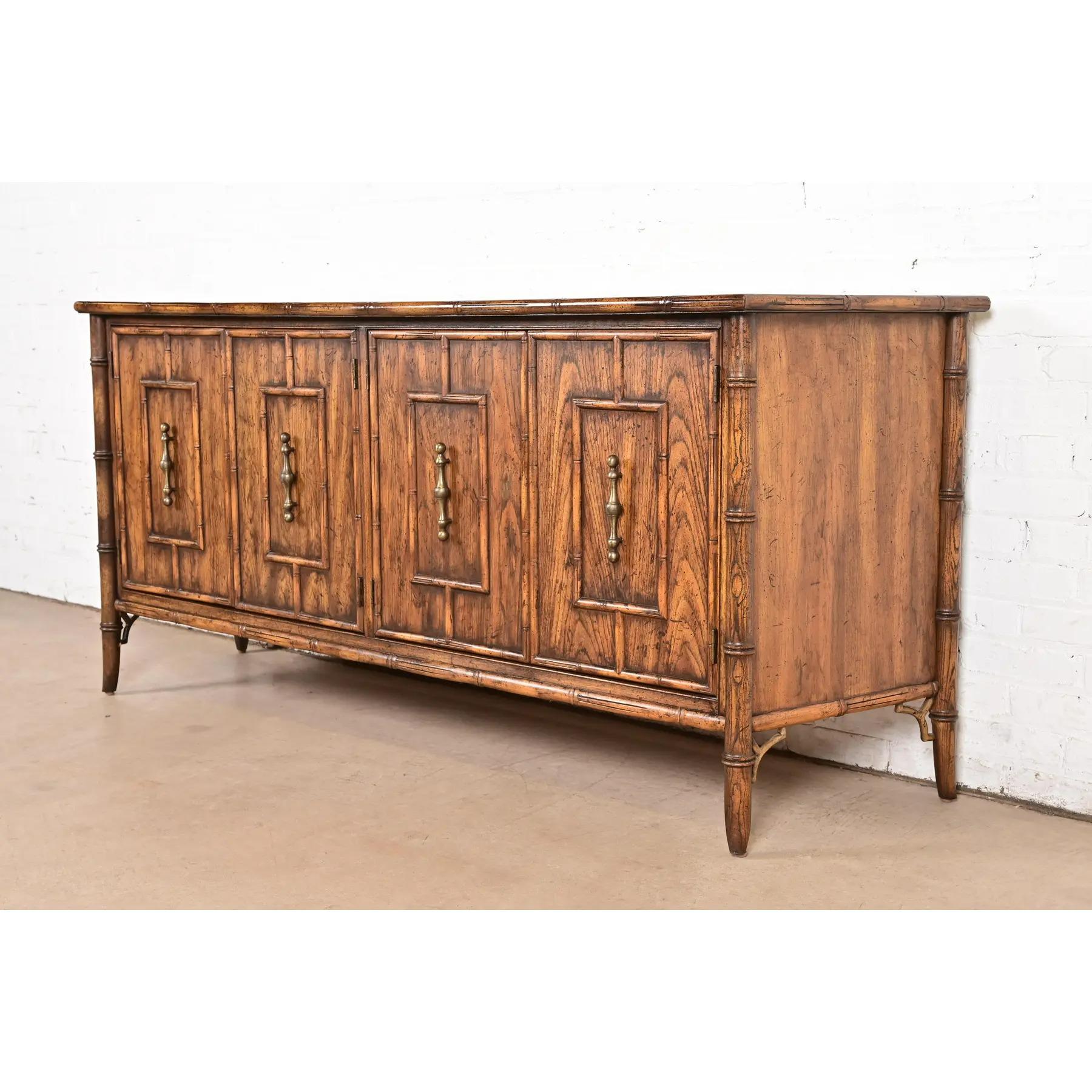 Americano Credenza di metà secolo Hollywood Regency Chinoiserie in legno di frutta e bambù finto in vendita