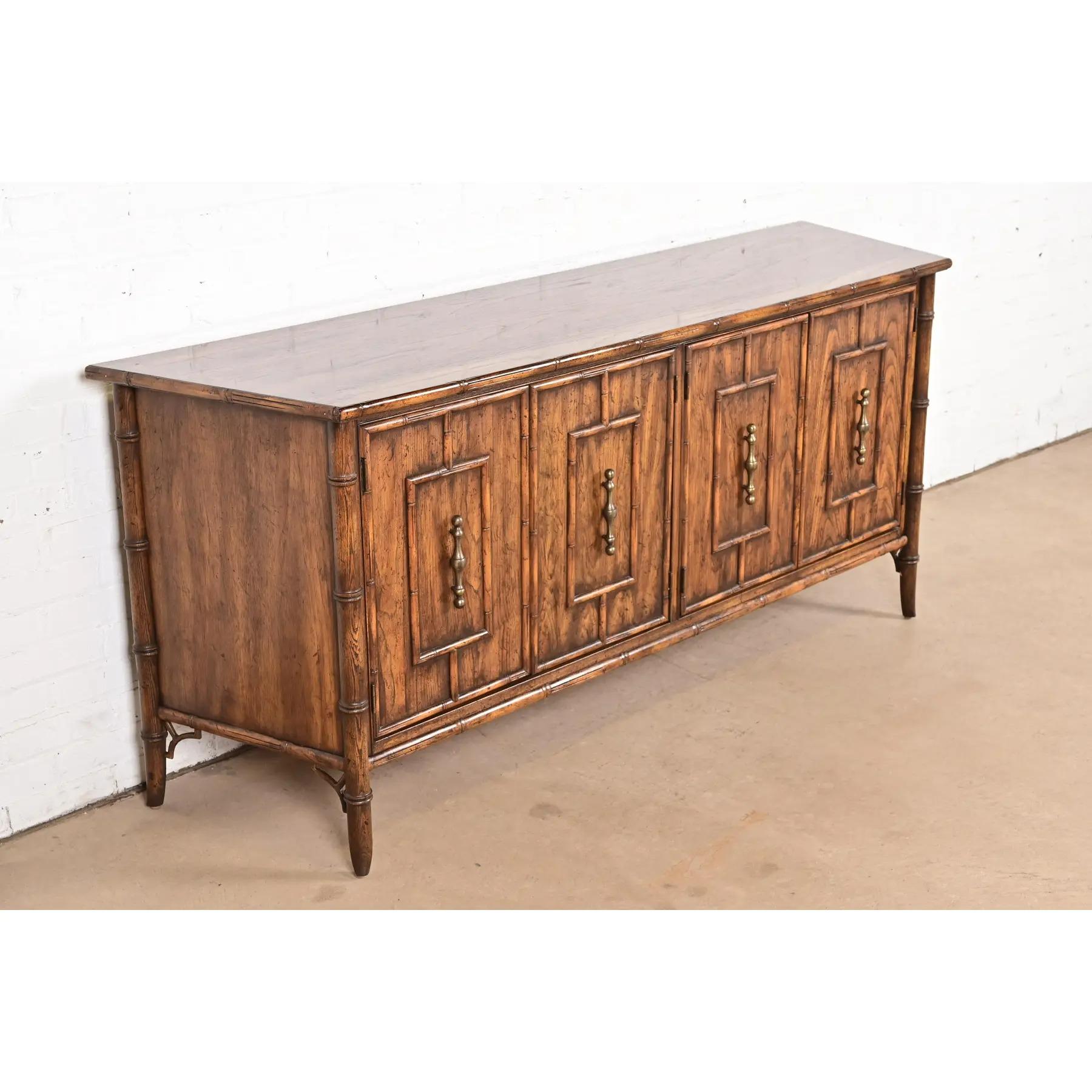 Credenza di metà secolo Hollywood Regency Chinoiserie in legno di frutta e bambù finto In condizioni buone in vendita a South Bend, IN