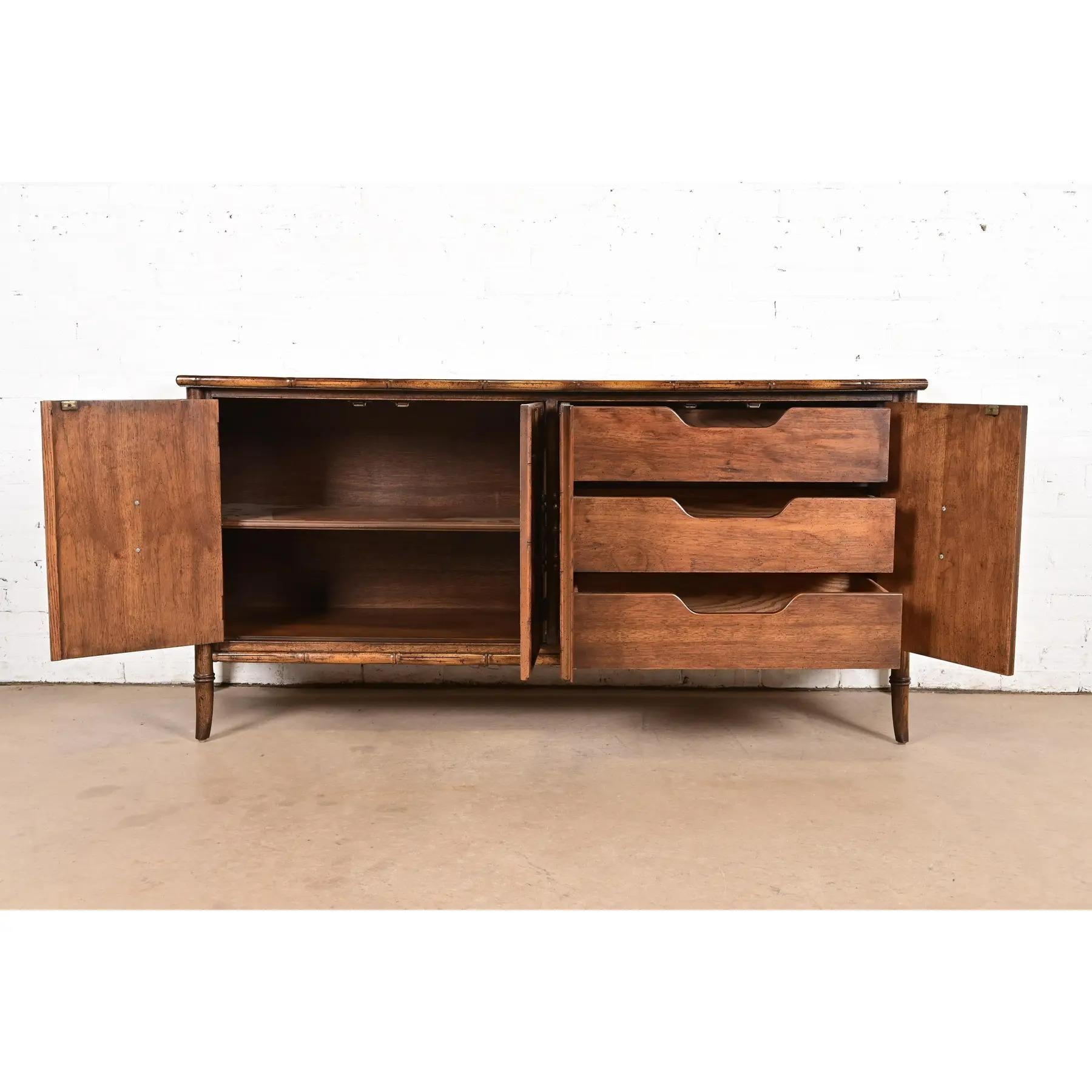 Metà XX secolo Credenza di metà secolo Hollywood Regency Chinoiserie in legno di frutta e bambù finto in vendita
