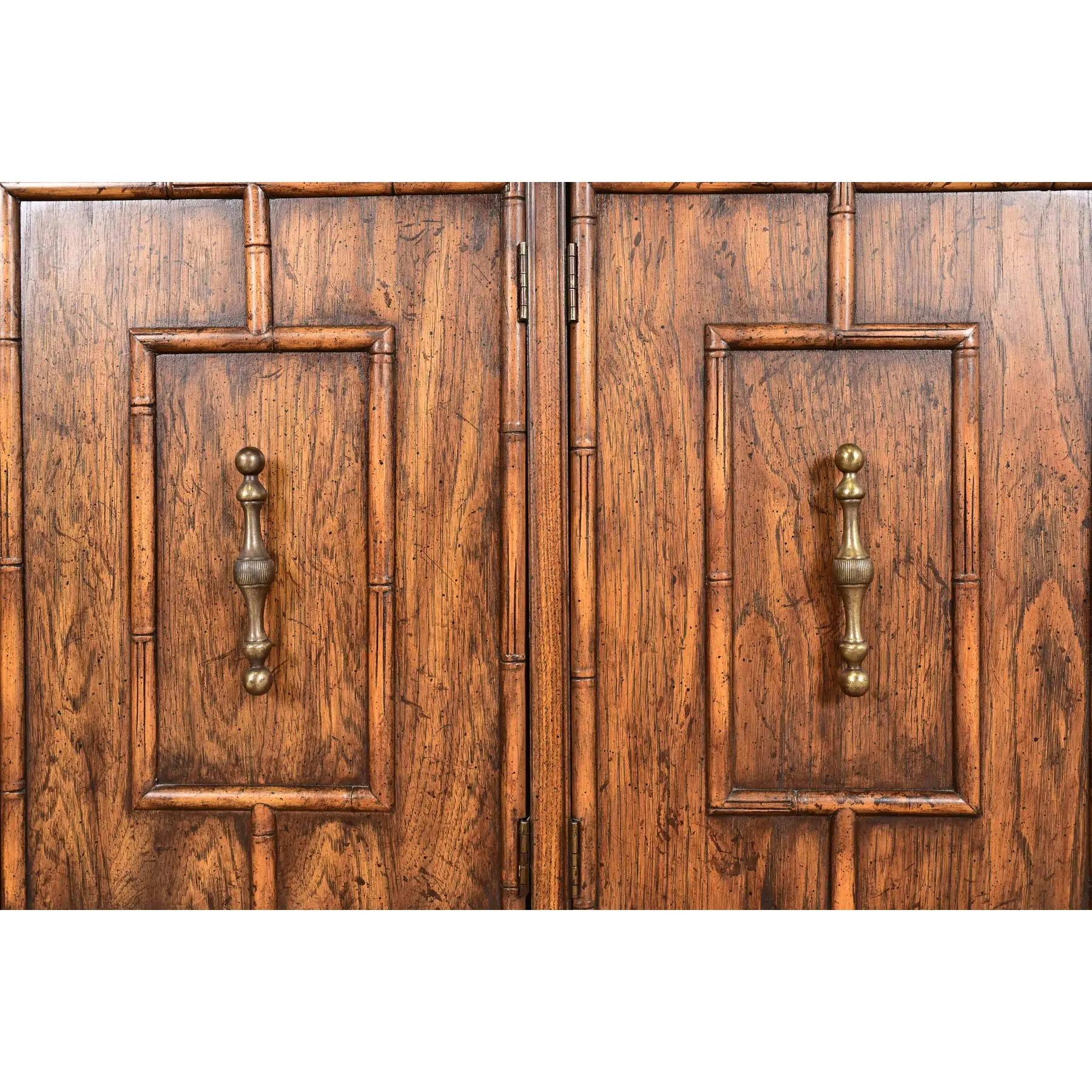 Ottone Credenza di metà secolo Hollywood Regency Chinoiserie in legno di frutta e bambù finto in vendita