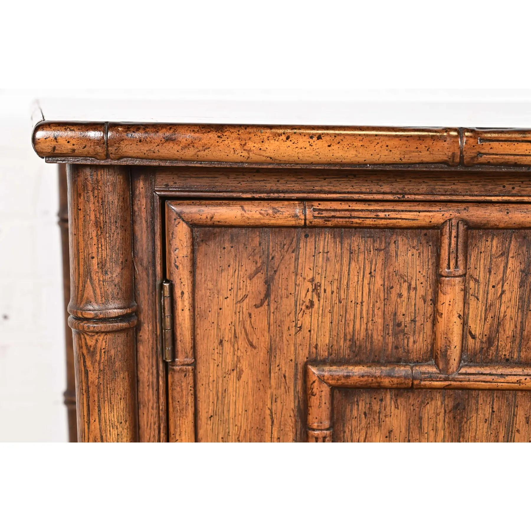 Credenza di metà secolo Hollywood Regency Chinoiserie in legno di frutta e bambù finto in vendita 2