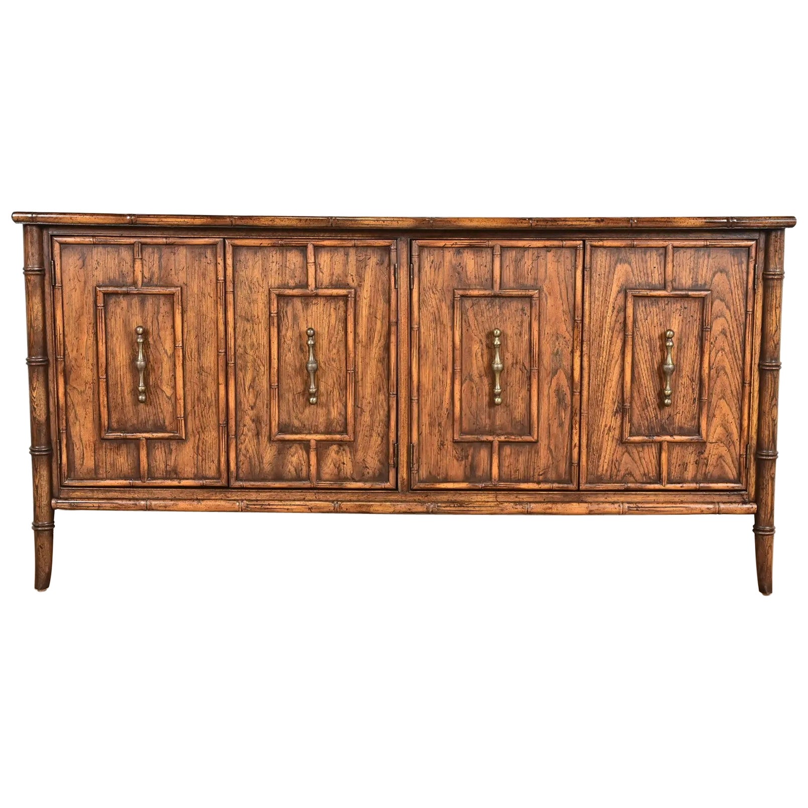 Credenza di metà secolo Hollywood Regency Chinoiserie in legno di frutta e bambù finto in vendita