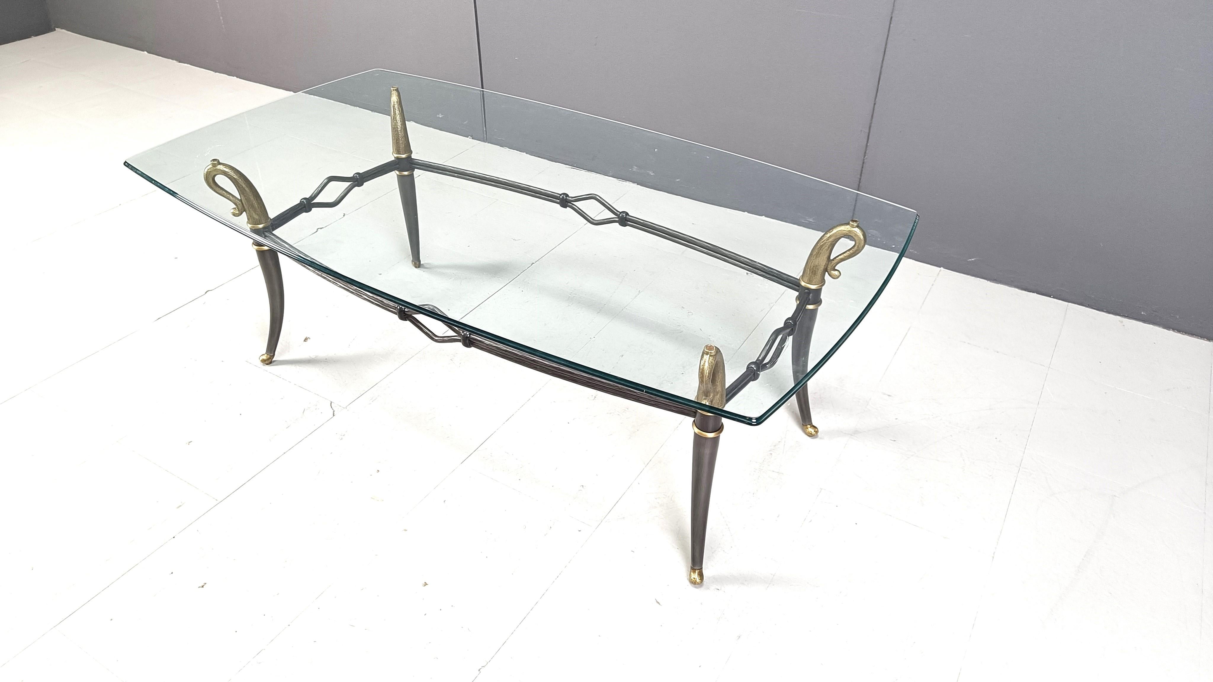 Table basse de style régence hollywoodienne du milieu du siècle, en laiton et métal gris, avec un magnifique plateau en verre transparent. 

Élégants pieds en métal courbé avec quincaillerie en laiton.

Années 1960 - France

Dimensions :
Hauteur :