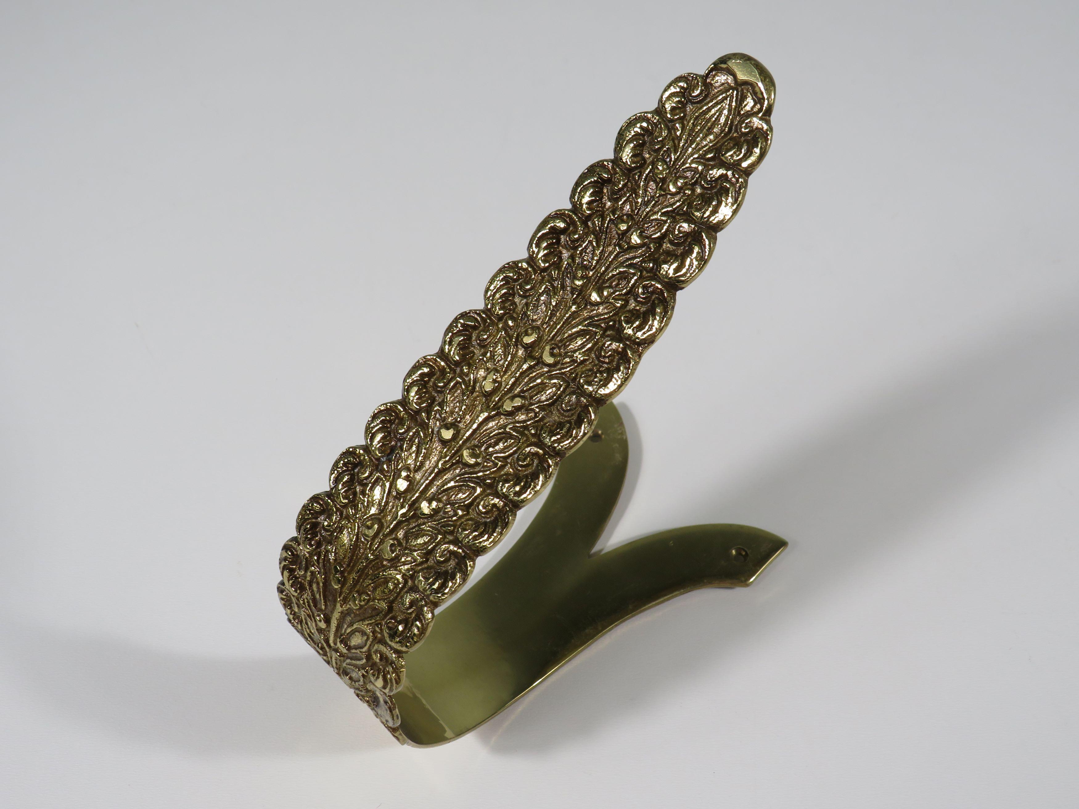 Eleganza dei supporti per tende in ottone
Il pezzo di montaggio è largo 8,7 cm e ha 2 fori di montaggio.
Lunghezza totale: 19 cm
Larghezza massima: 16 cm
Spessore: massimo 5 cm, senza considerare il pezzo di montaggio.