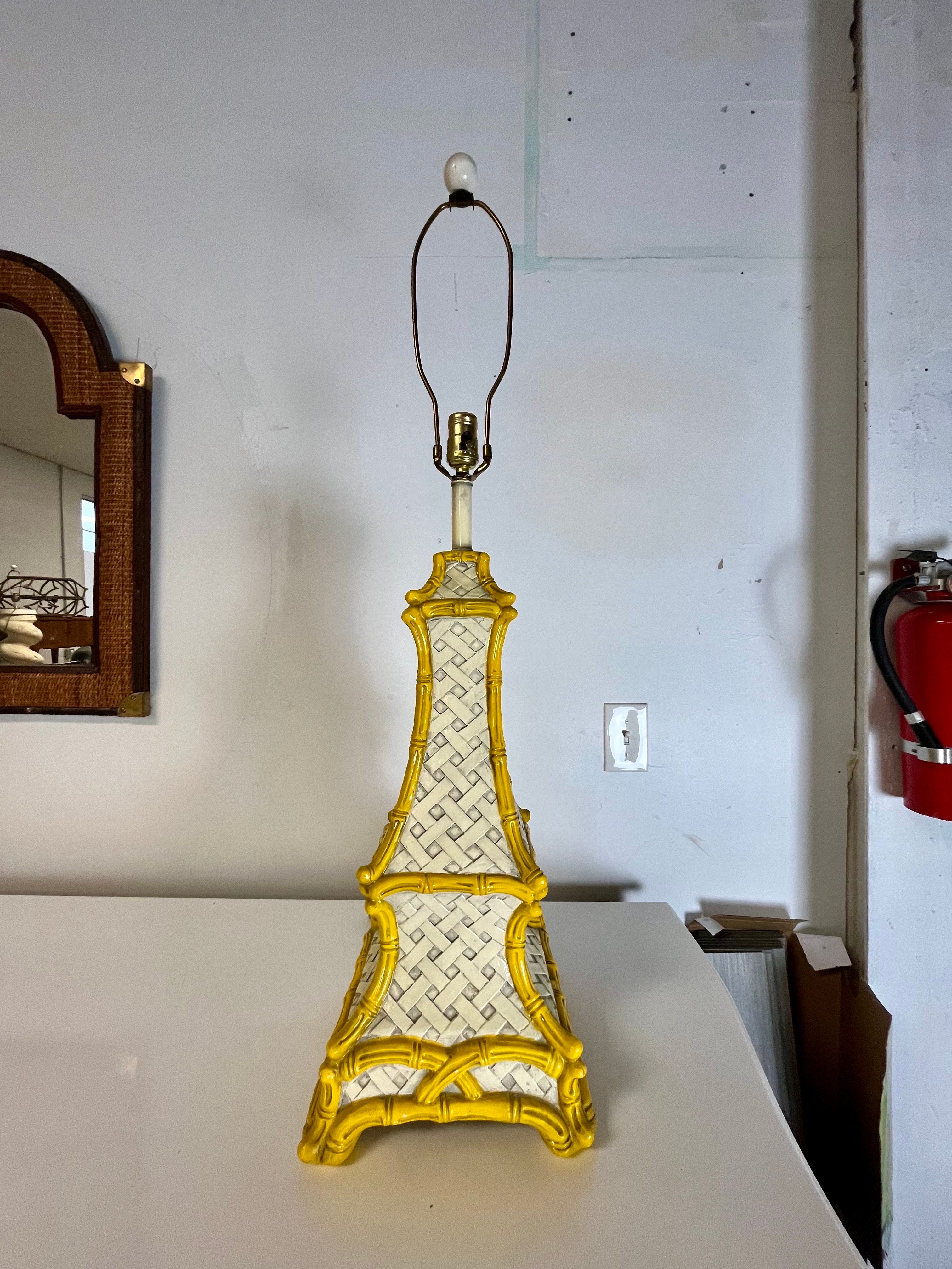 Preciosa lámpara de yeso de pagoda de bambú de imitación. Gran detalle con tejido de cesta enmarcado en acento de bambú de imitación. Profundamente tallado para un magnífico atractivo visual. 
medidas:
39