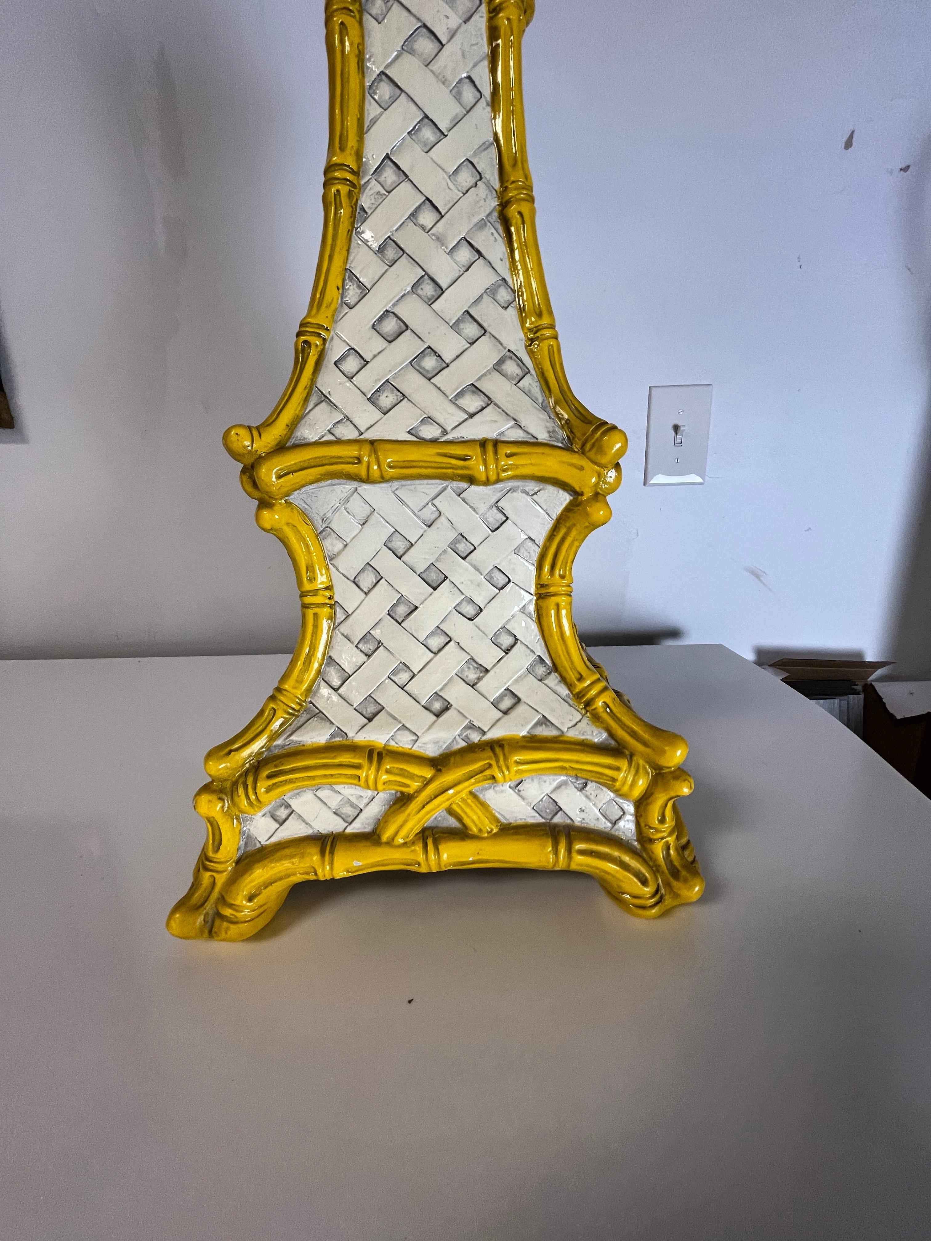 Lámpara pagoda de bambú de imitación Hollywood Regency de mediados de siglo Regencia de Hollywood en venta