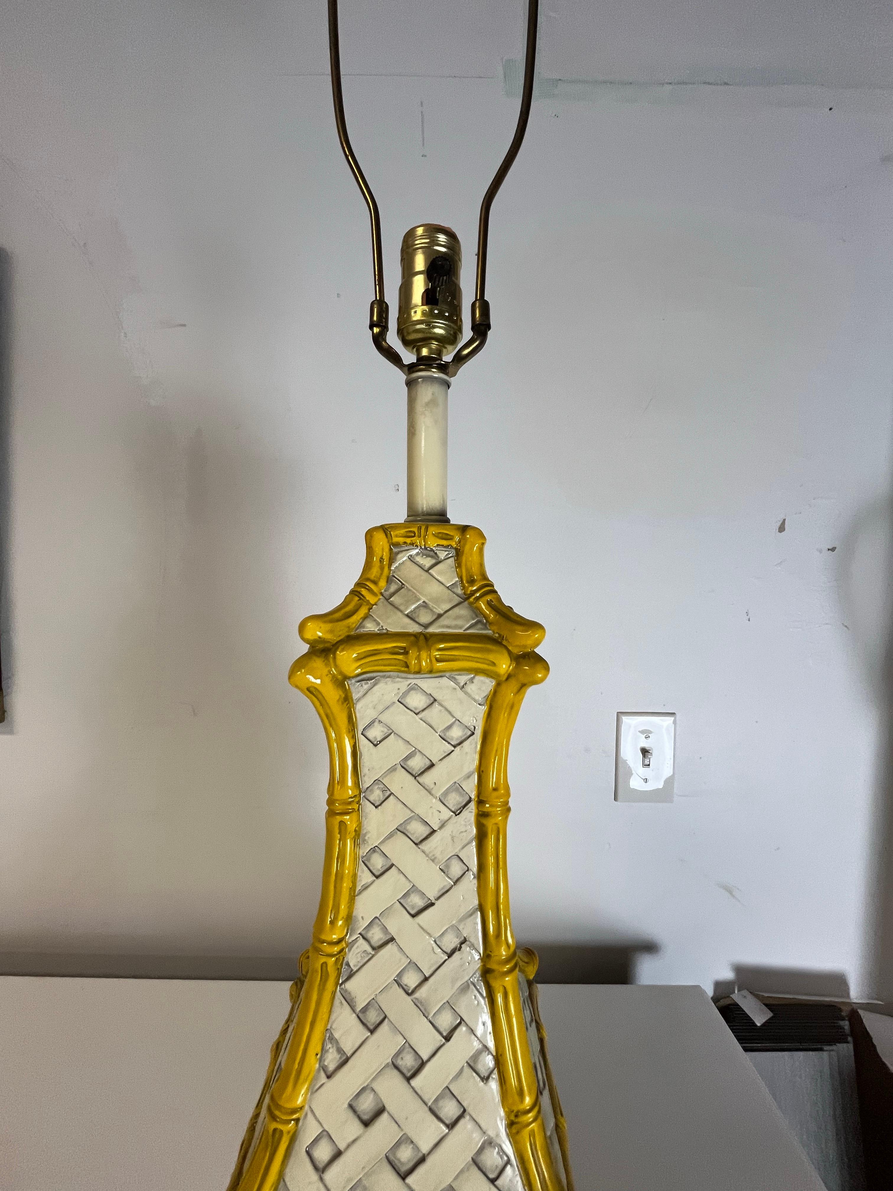 Lámpara pagoda de bambú de imitación Hollywood Regency de mediados de siglo Desconocido en venta