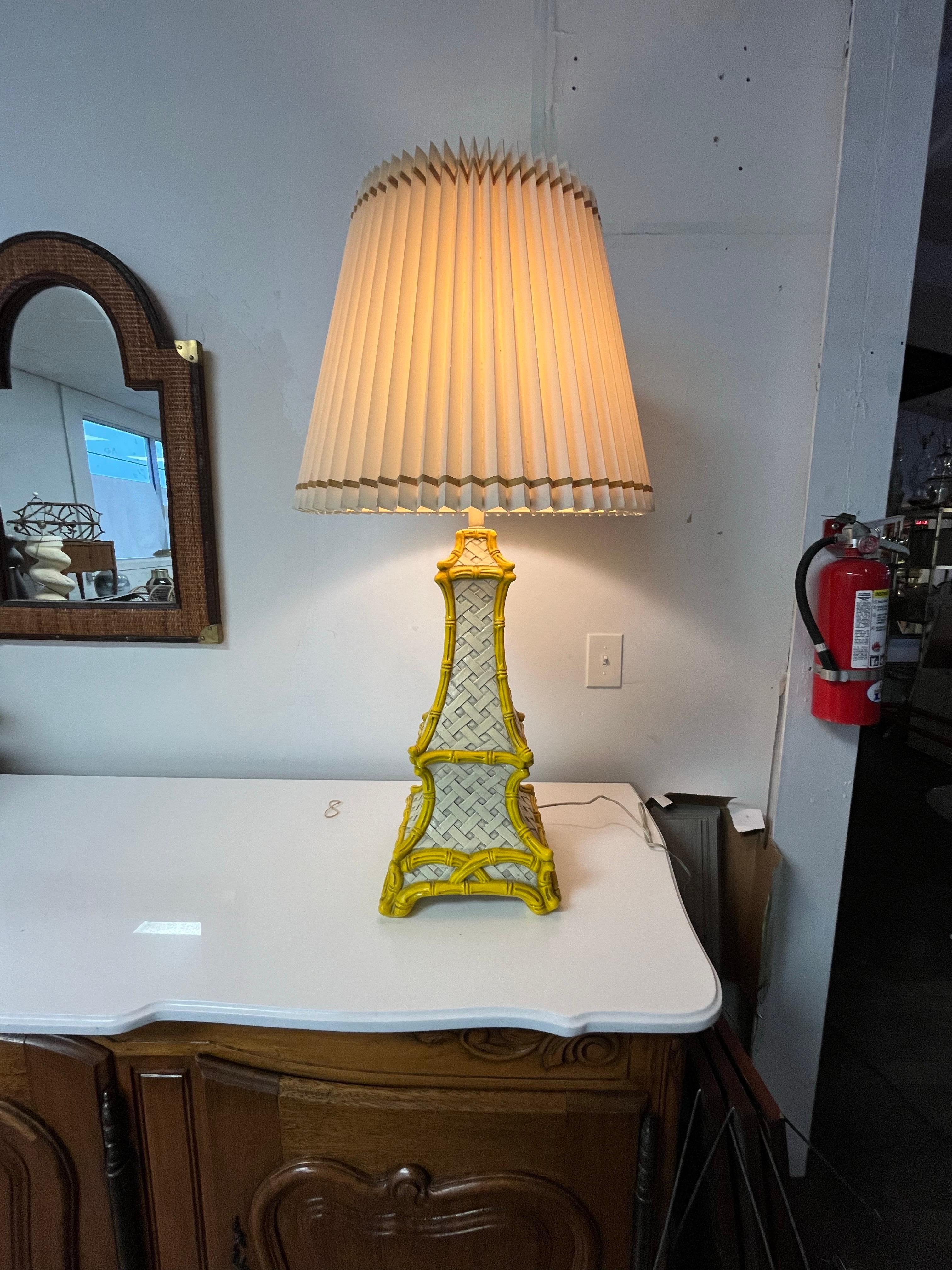 Lámpara pagoda de bambú de imitación Hollywood Regency de mediados de siglo en Bueno estado para la venta en W Allenhurst, NJ