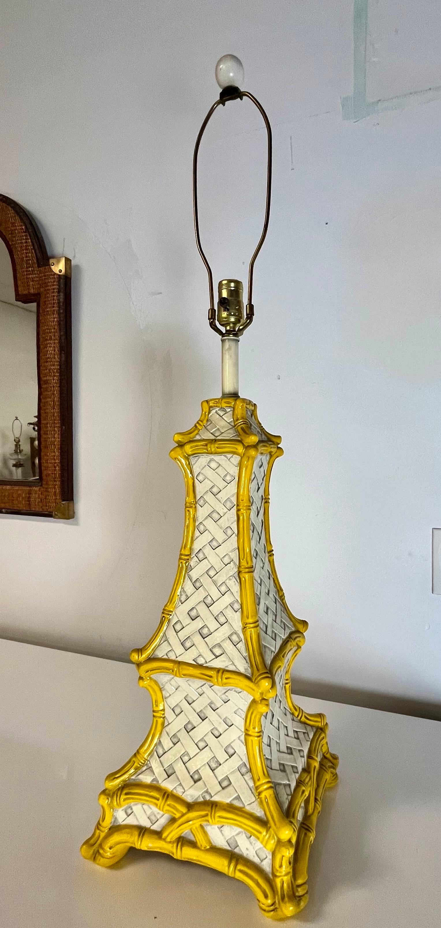 Lámpara pagoda de bambú de imitación Hollywood Regency de mediados de siglo siglo XX en venta