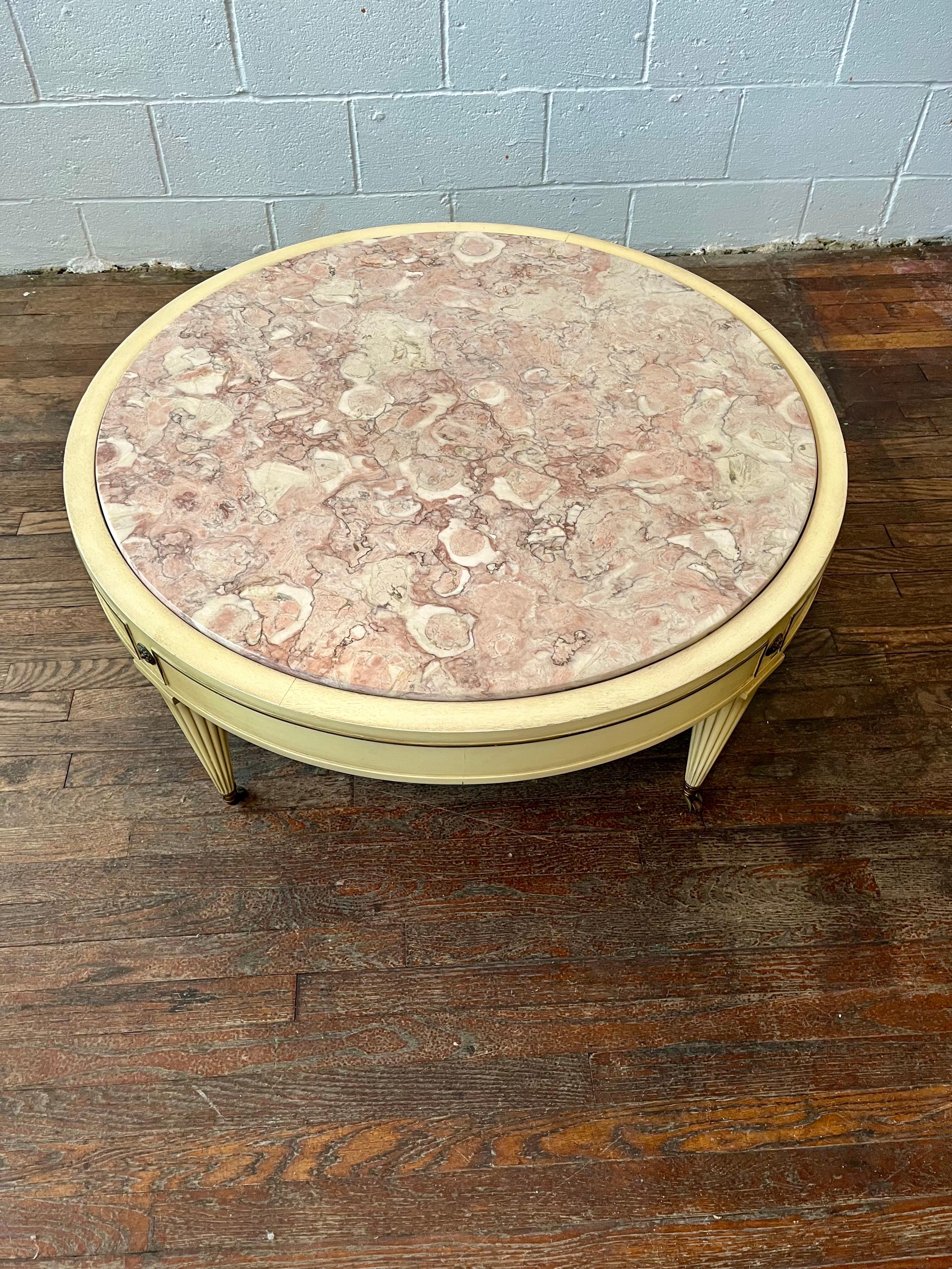 Américain Table basse Hollywood Regency du milieu du siècle dernier en marbre rose fossilisé en vente