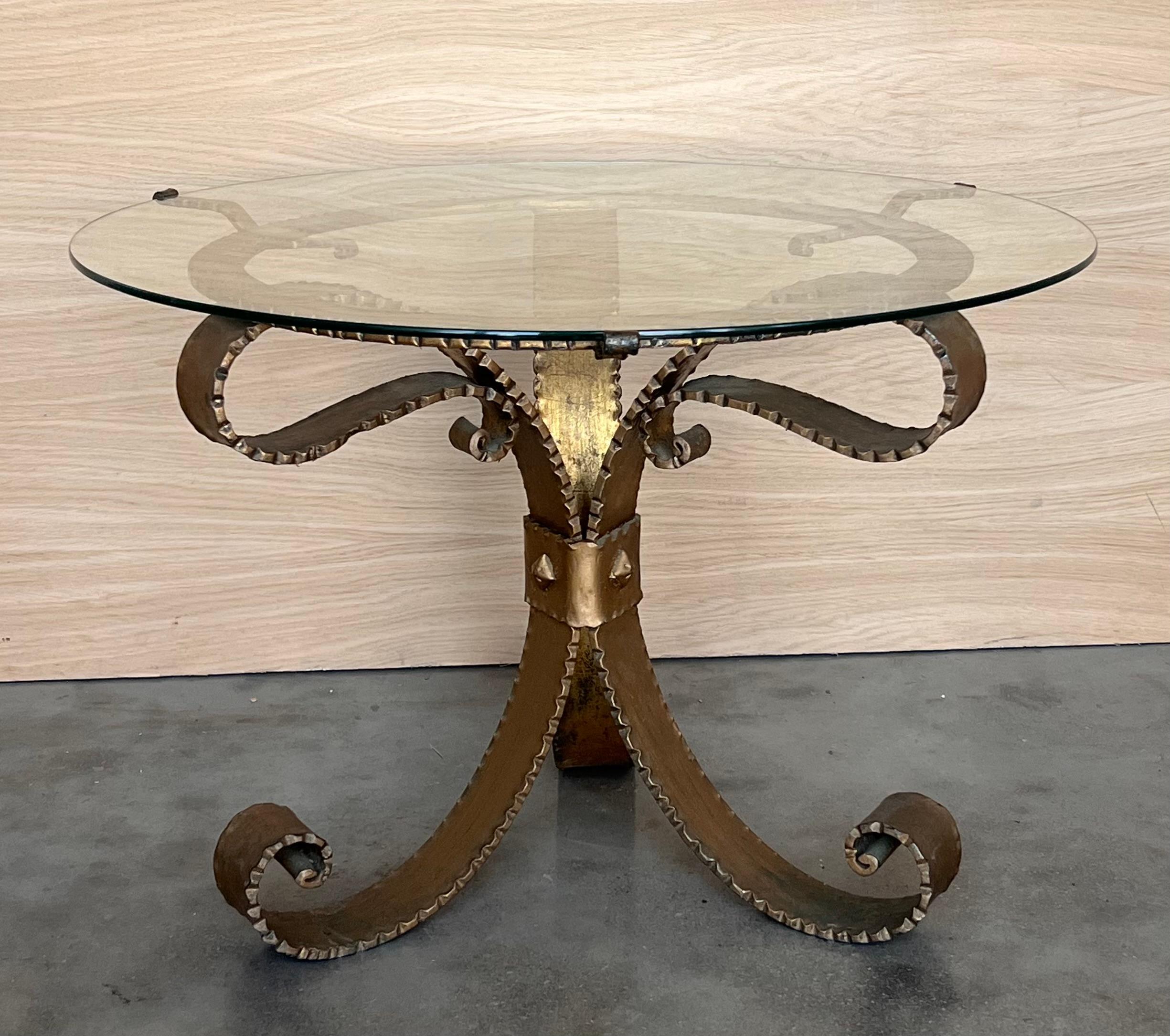 20ième siècle Table à cocktail en fer doré français de style Hollywood Regency du milieu du siècle dernier en vente