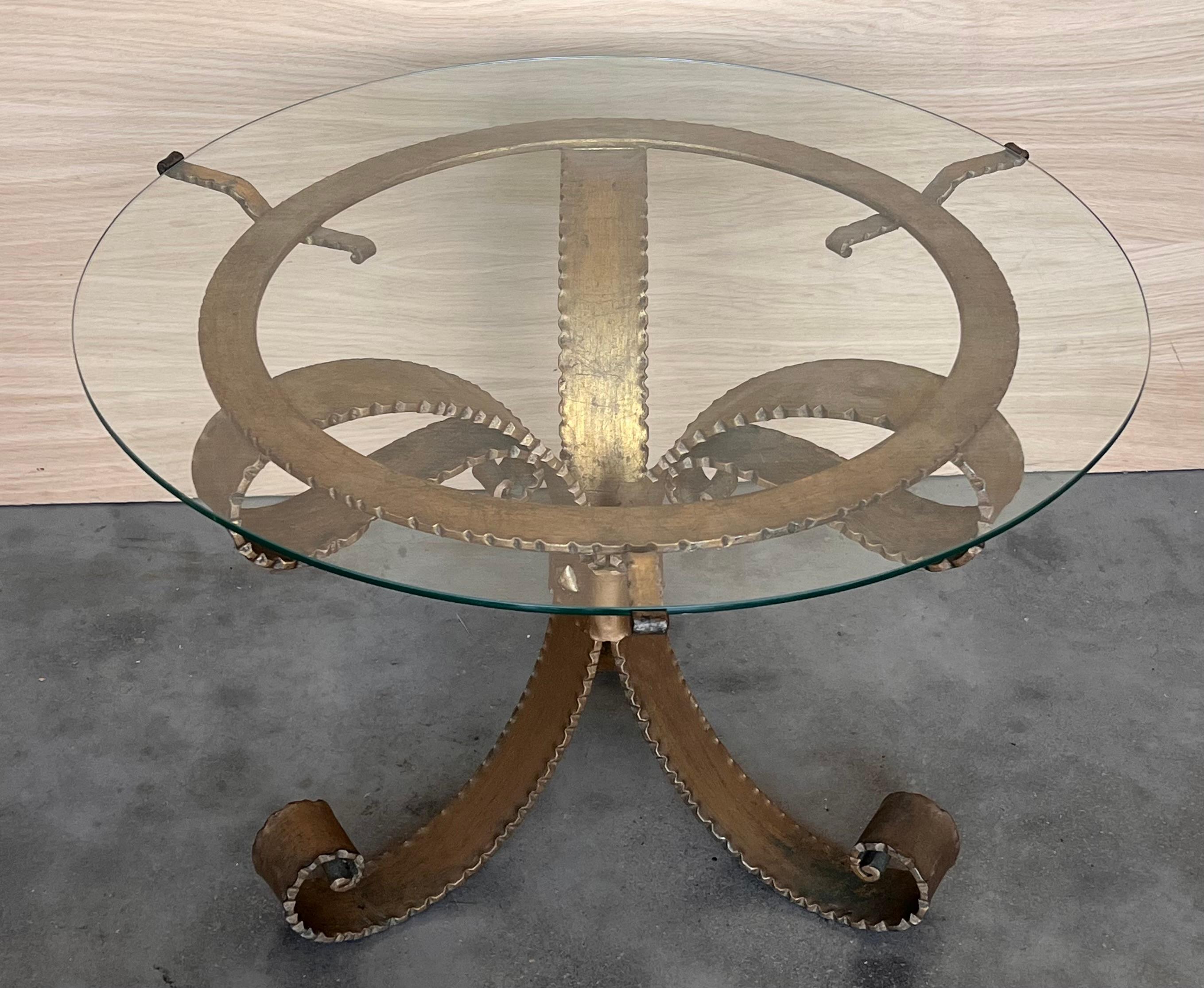 Verre Table à cocktail en fer doré français de style Hollywood Regency du milieu du siècle dernier en vente