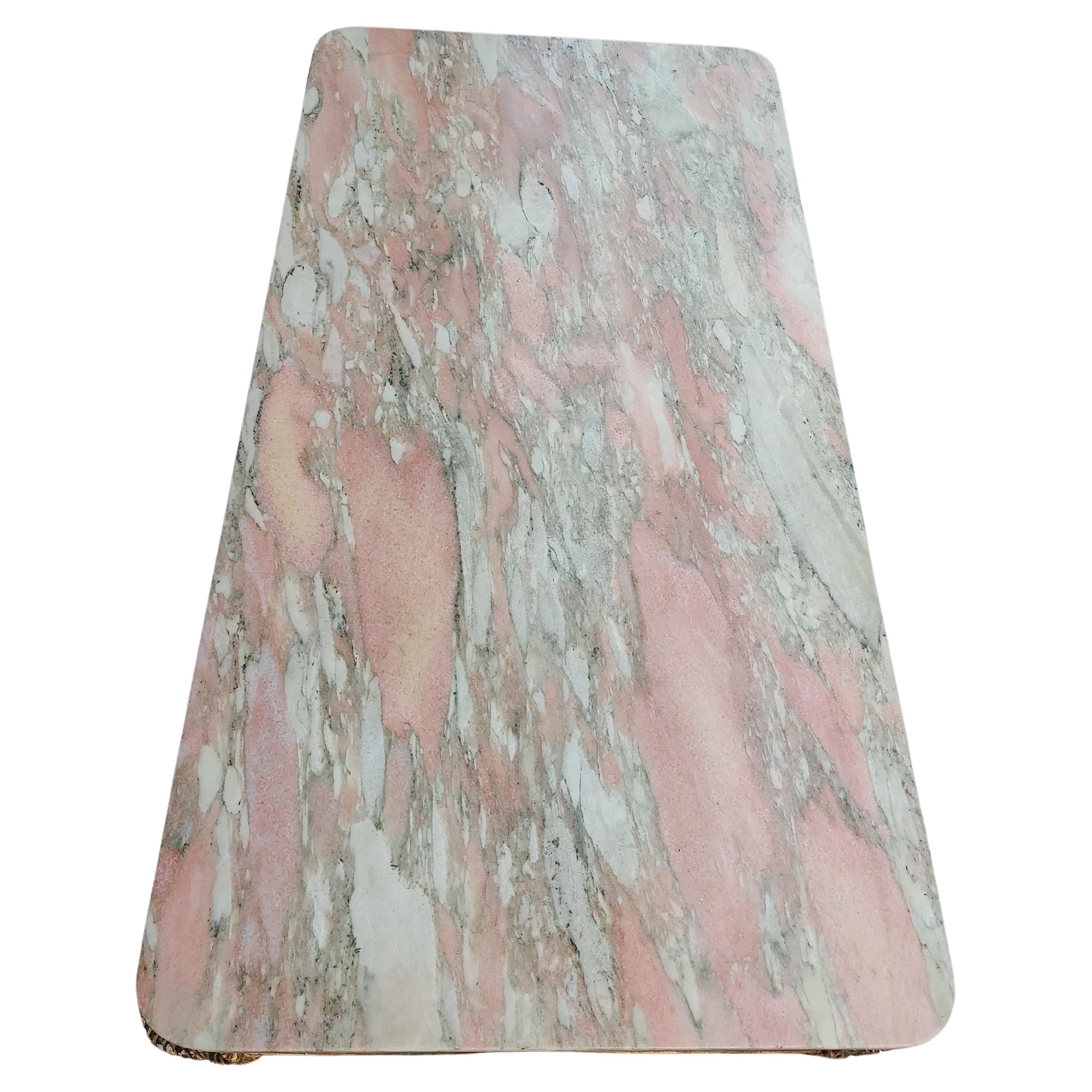Sencilla y elegante mesa de cóctel de madera dorada en muy buen estado de conservación. Base bellamente tallada que ha conservado la mayor parte del dorado, desgaste menor en las patas estilo sable. El mármol es casi perfecto. Muy estable y sin