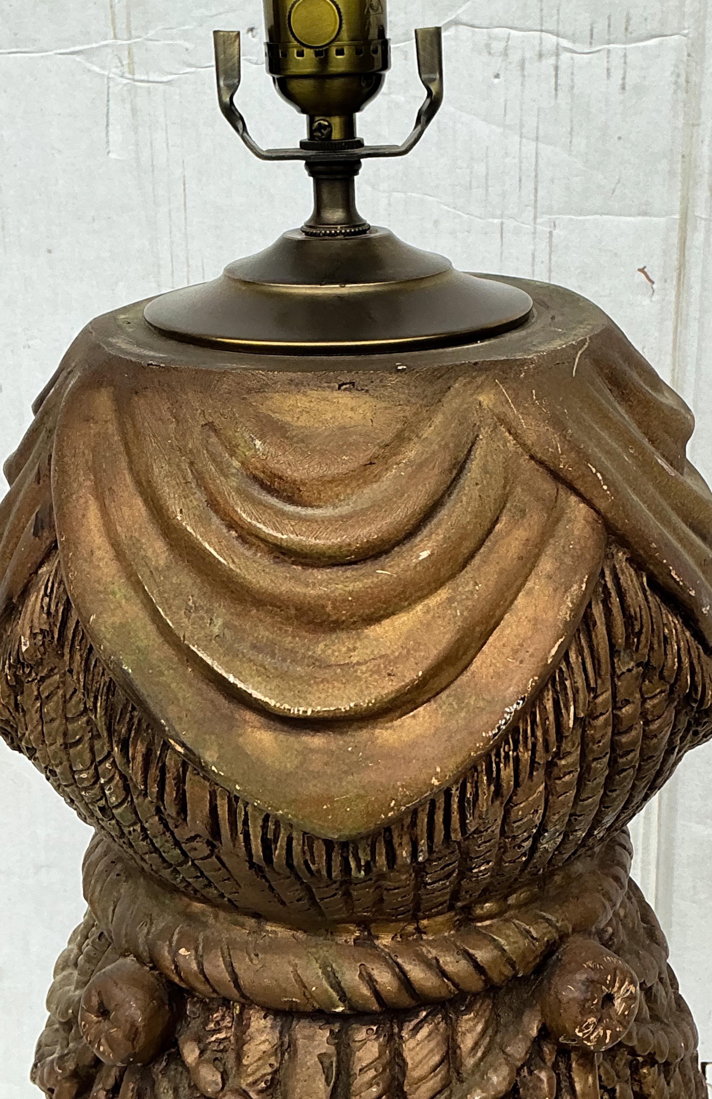 Mid-Century Hollywood Regency Vergoldete Quaste & Lucite Tischlampen - Paar im Angebot 2