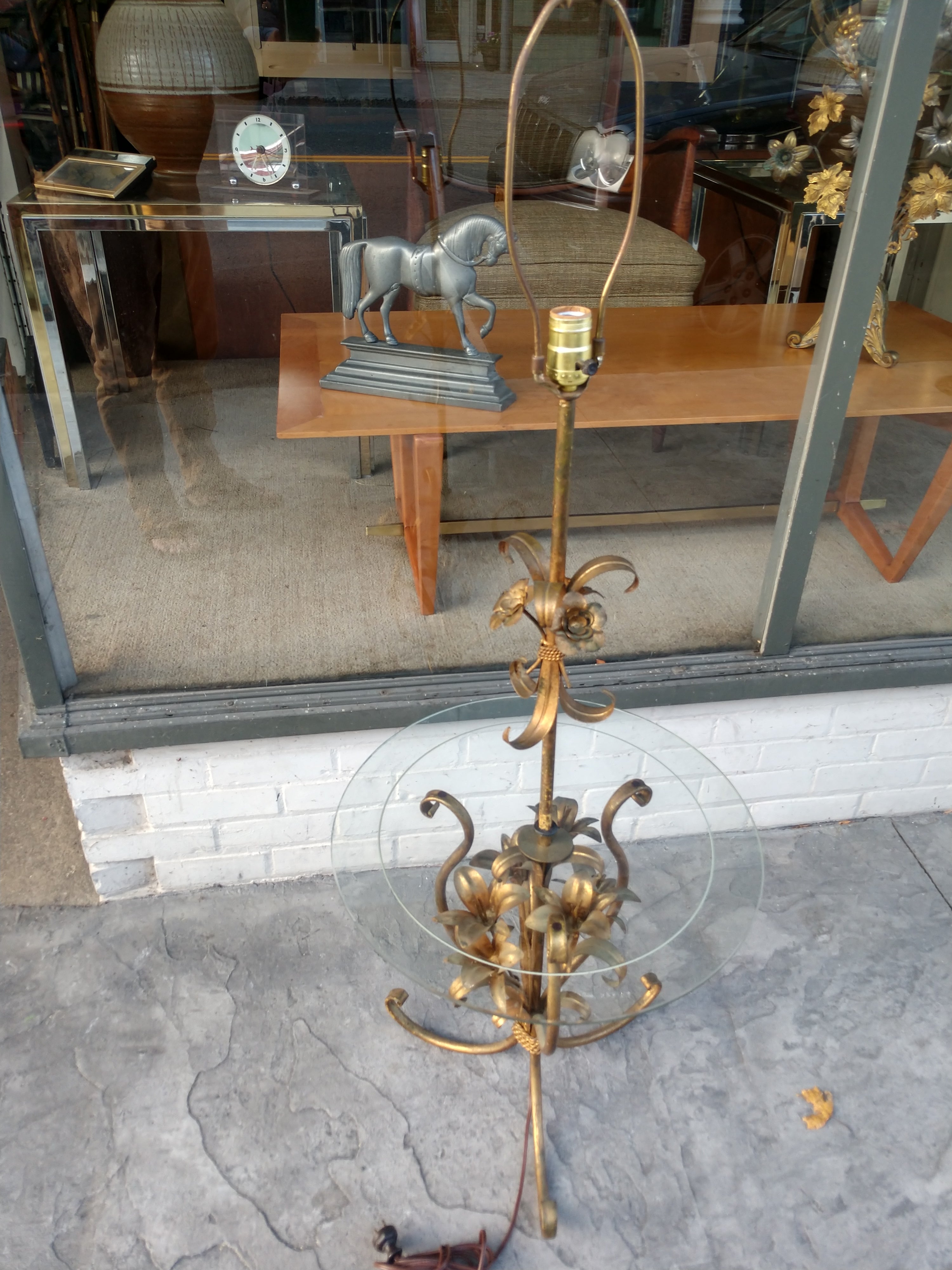 Elegante pavimento in tole ware di metà secolo con tavolo in vetro incastrato. Bellissimi fiori e foglie dorate, il tavolo è sostenuto da 3 gambe a voluta arcuata.
  