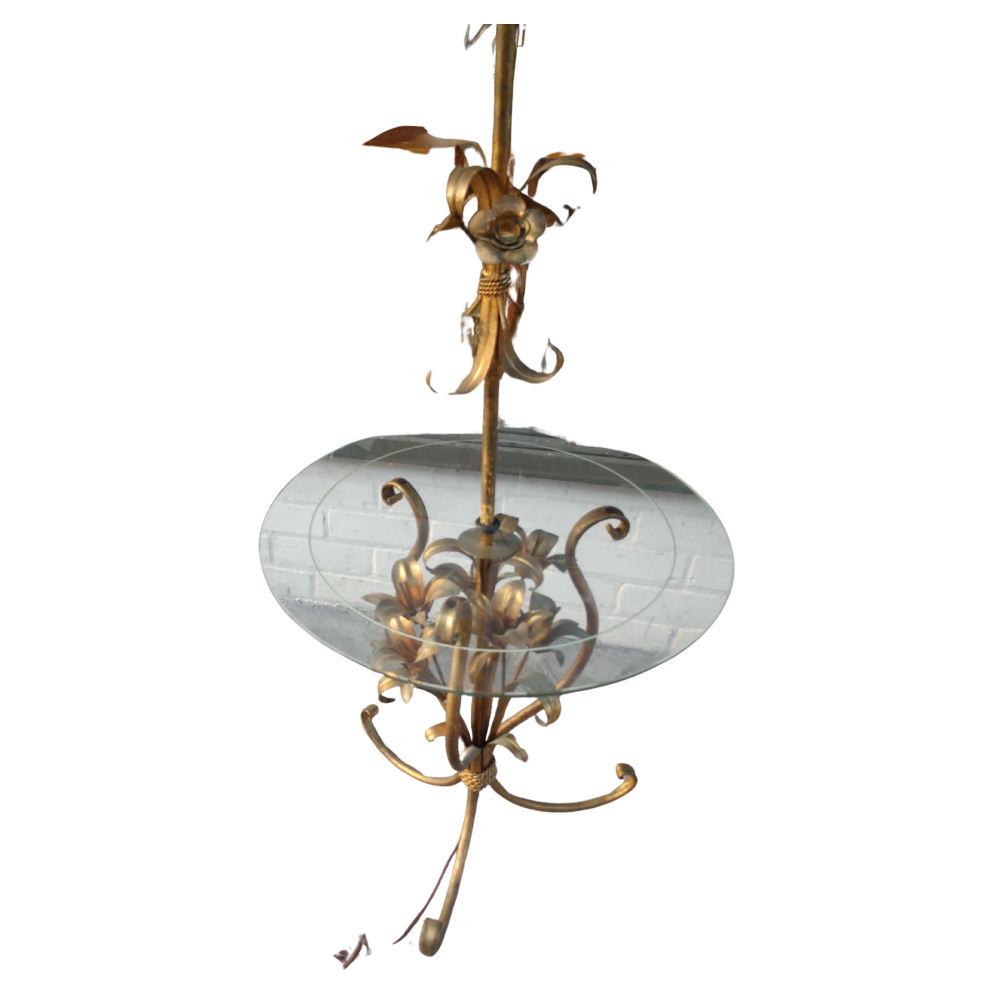 Dorato Lampada da terra con tavolino in ceramica dorata della Hollywood Regency di metà secolo in vendita
