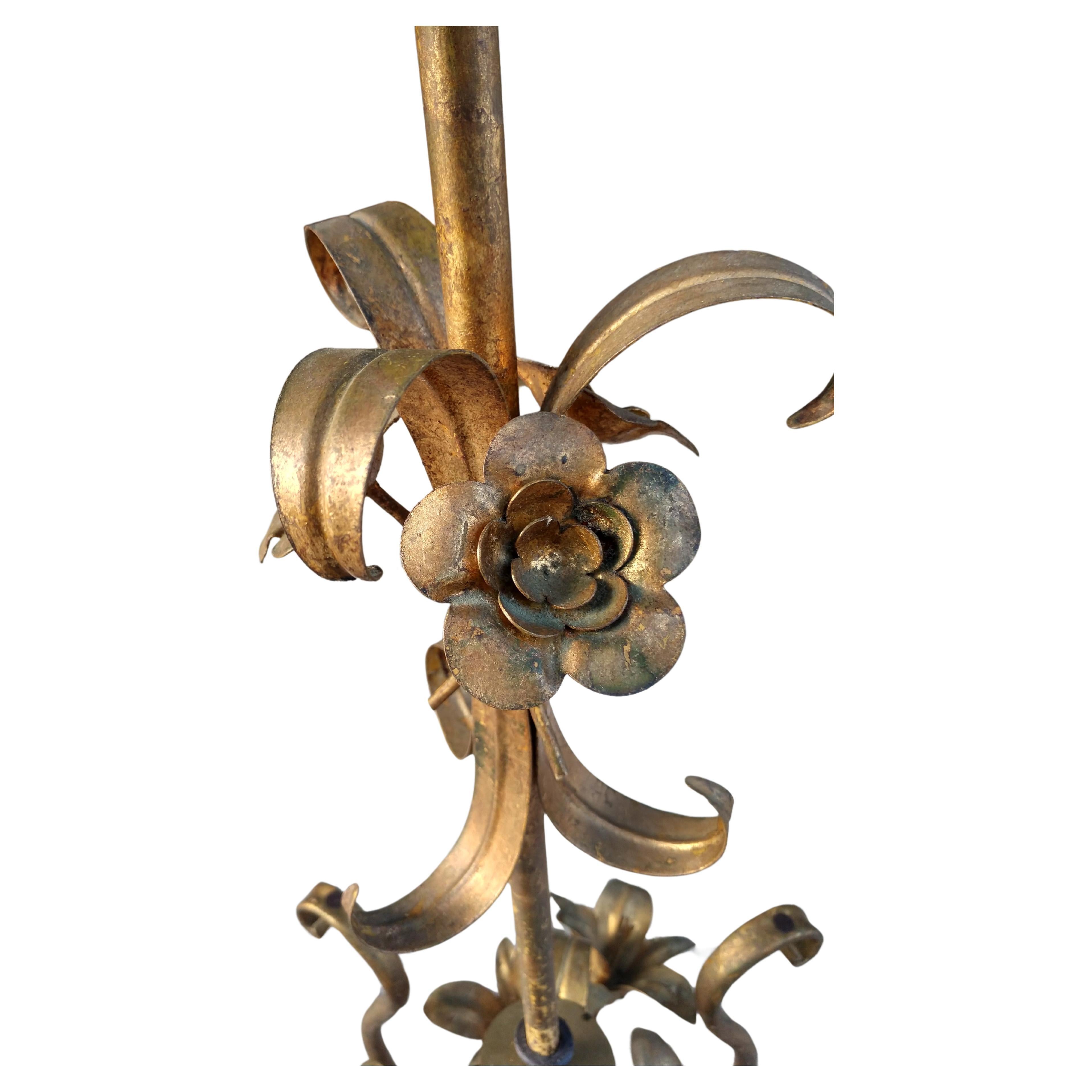 Lampada da terra con tavolino in ceramica dorata della Hollywood Regency di metà secolo In condizioni buone in vendita a Port Jervis, NY