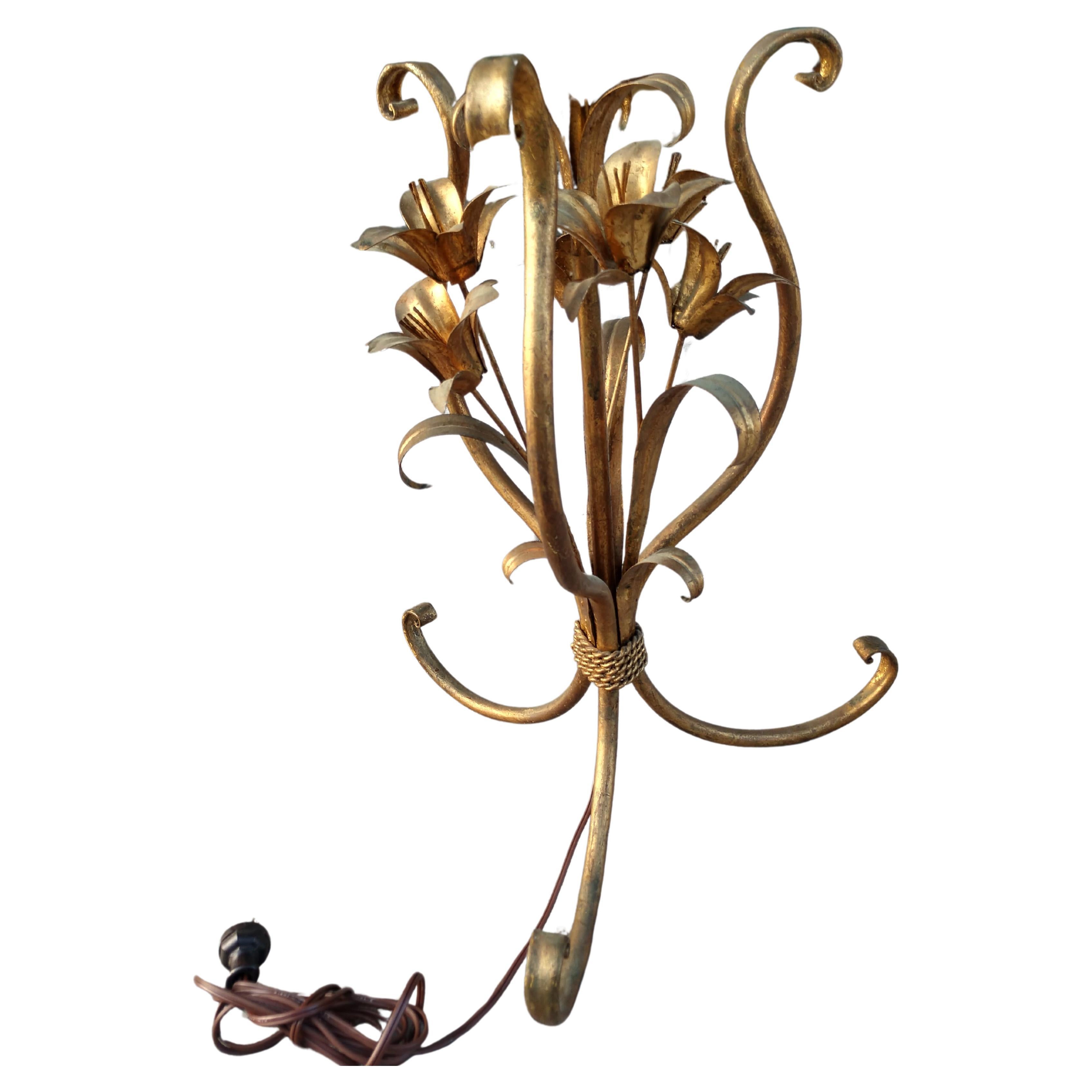Vetro Lampada da terra con tavolino in ceramica dorata della Hollywood Regency di metà secolo in vendita