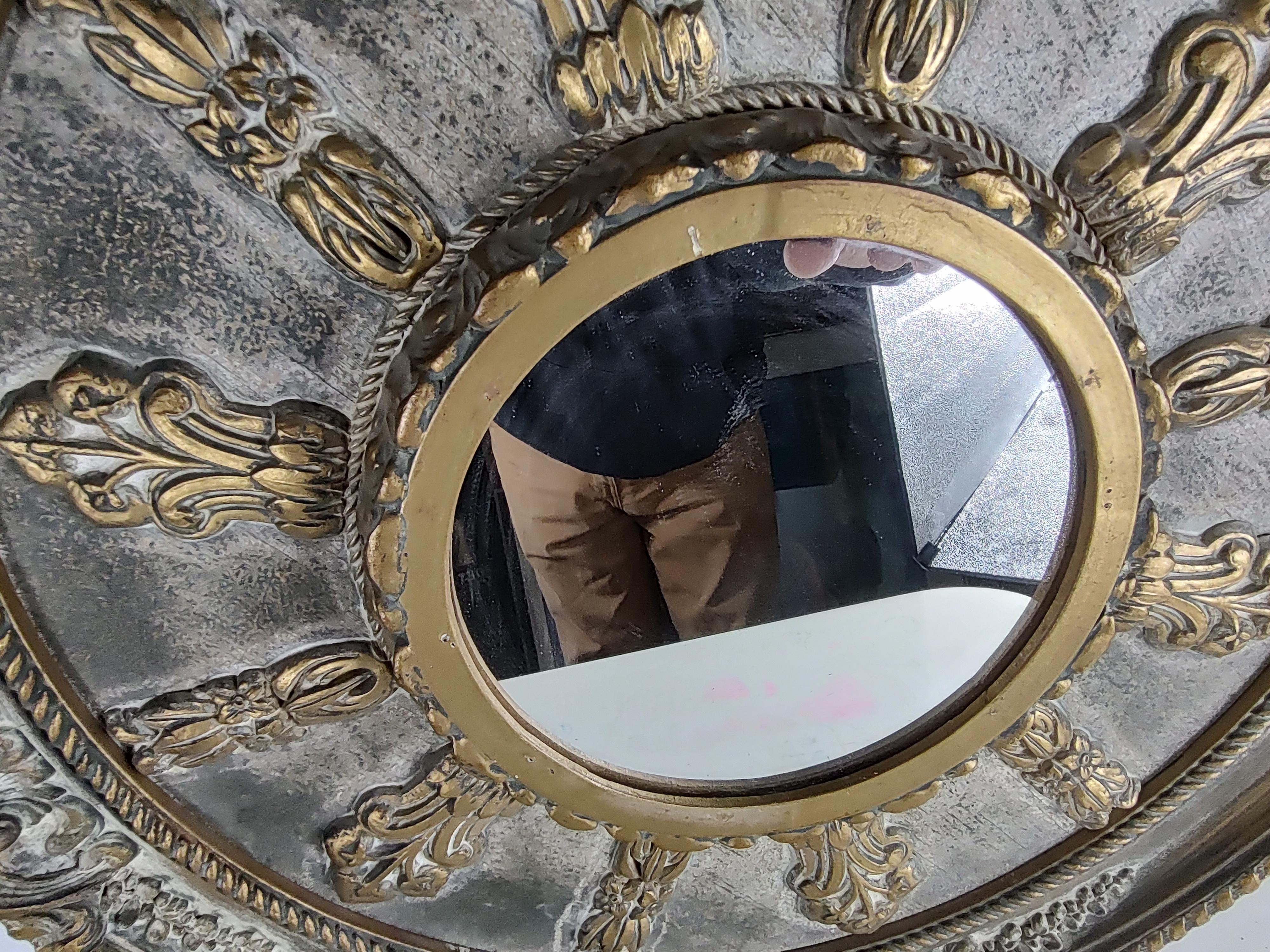 Milieu du XXe siècle Miroir Hollywood Regency du milieu du siècle dernier en bois doré avec gesso en vente