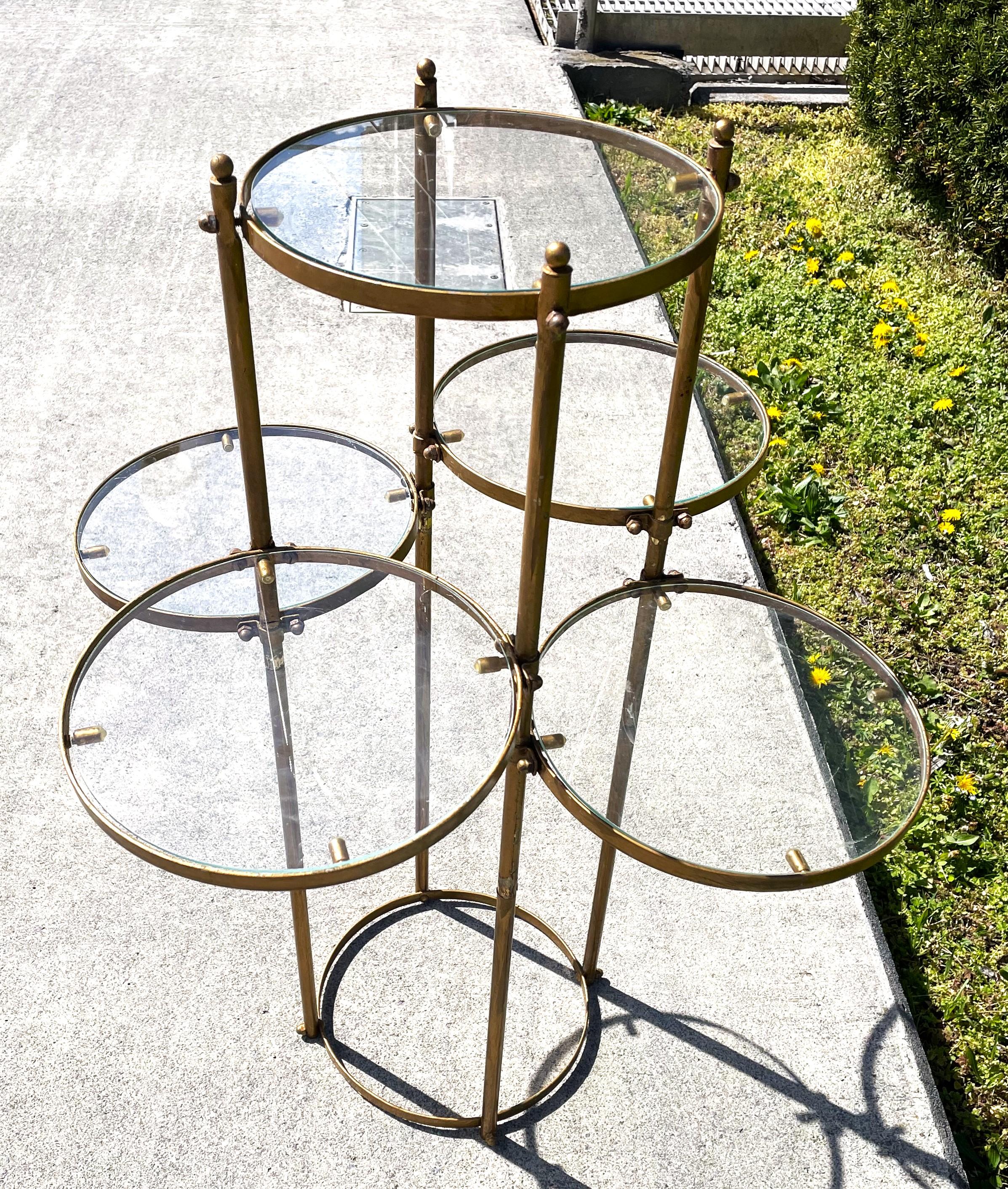 Mid Century Hollywood Regency Gold Metall Display Stand Round Glass Tier Regale im Angebot 1