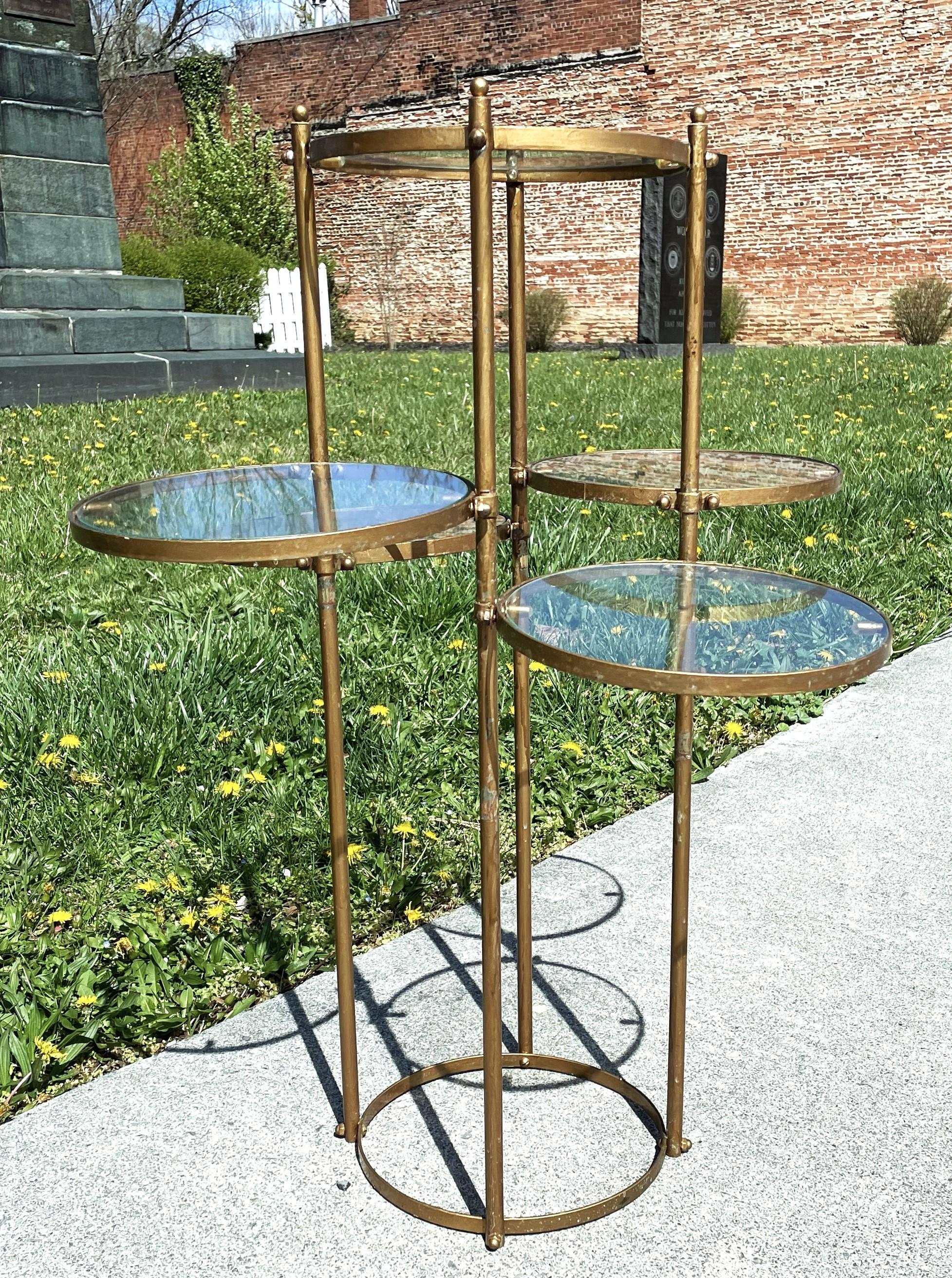 Mid Century Hollywood Regency Gold Metall Display Stand Round Glass Tier Regale im Angebot 2