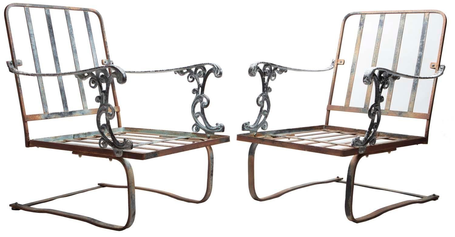 Canapé quatre pièces en fer, chaises, dans le style de John Salterini provenant d'une propriété de Palm Beach.
Les bras sont ornés d'une jolie volute.
 