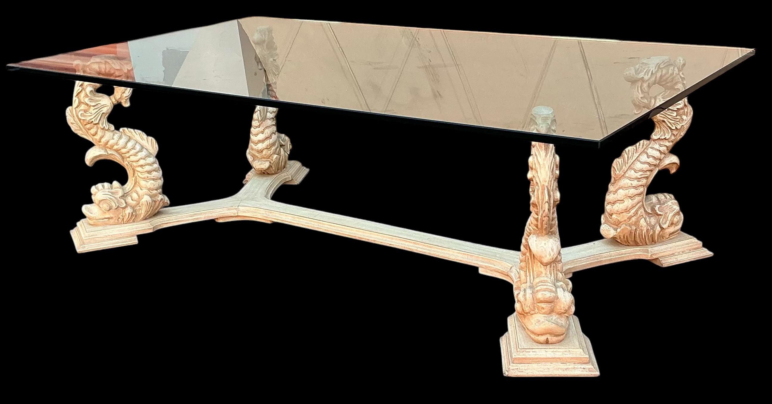 Il s'agit d'une table basse en pin cérusé sculpté à base de dauphin ou de poisson koï, datant du milieu du siècle dernier. La base est en très bon état. Le plateau en verre repose sur la base. 

Le délai de livraison est de deux à cinq semaines.
