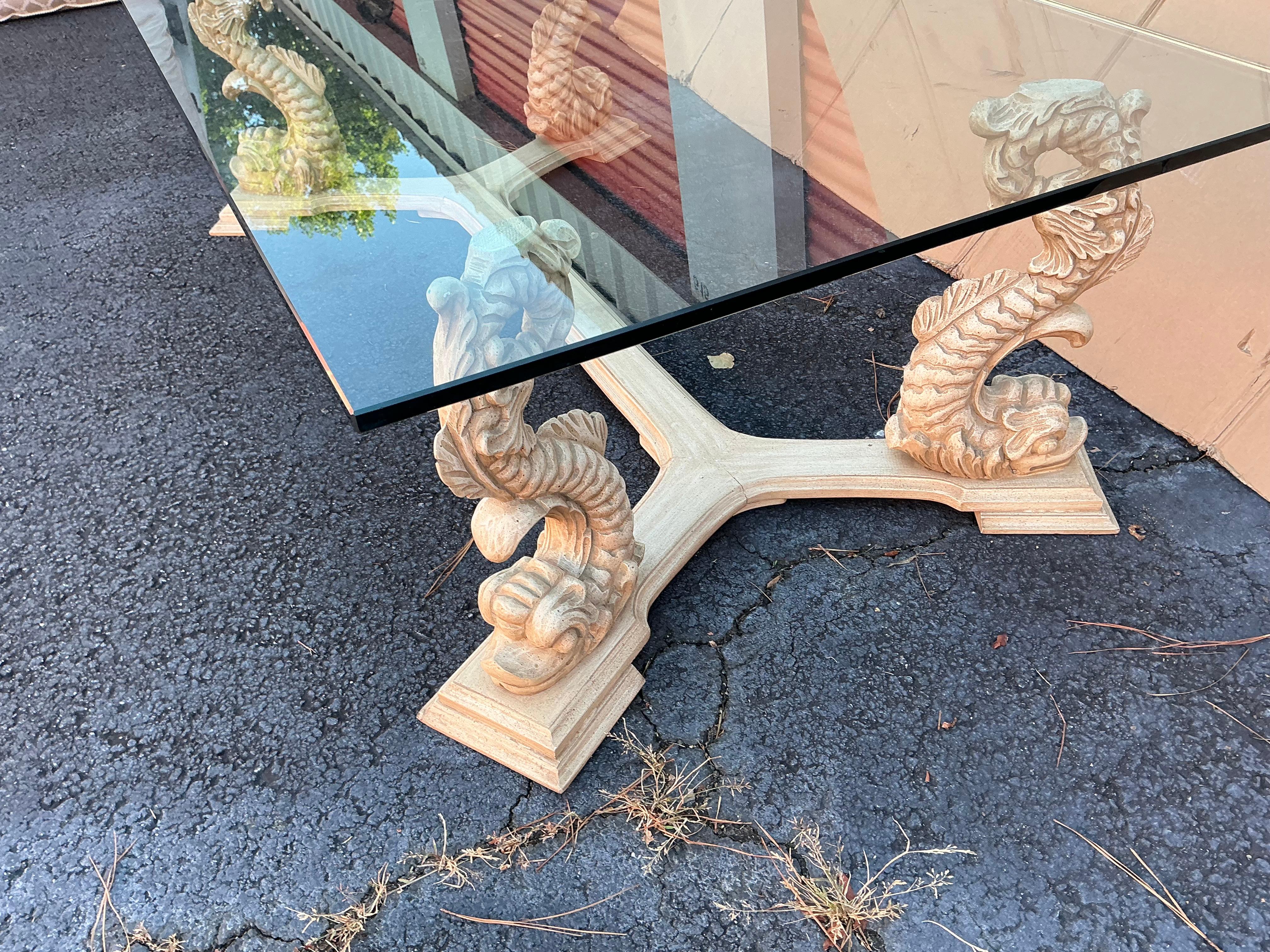 italien Table basse en pin cérusé sculpté d'un dauphin, milieu du siècle, Hollywood Regency Italie en vente