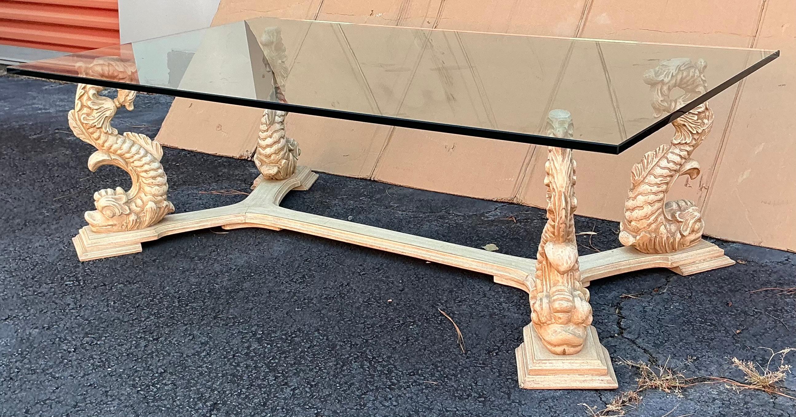 Table basse en pin cérusé sculpté d'un dauphin, milieu du siècle, Hollywood Regency Italie Bon état - En vente à Kennesaw, GA