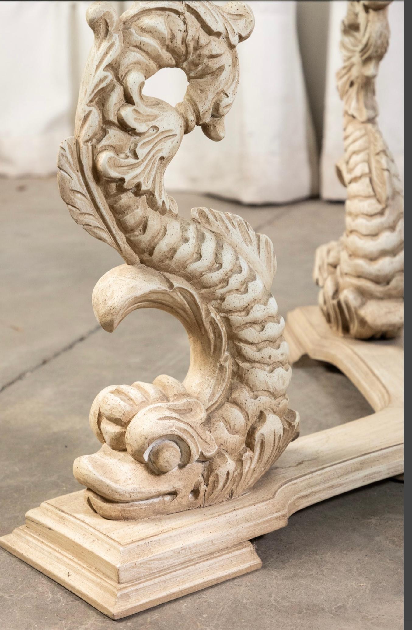 20ième siècle Table basse en pin cérusé sculpté d'un dauphin, milieu du siècle, Hollywood Regency Italie en vente