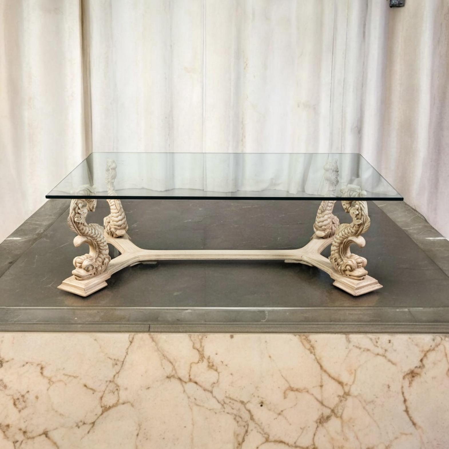 Table basse en pin cérusé sculpté d'un dauphin, milieu du siècle, Hollywood Regency Italie en vente 1