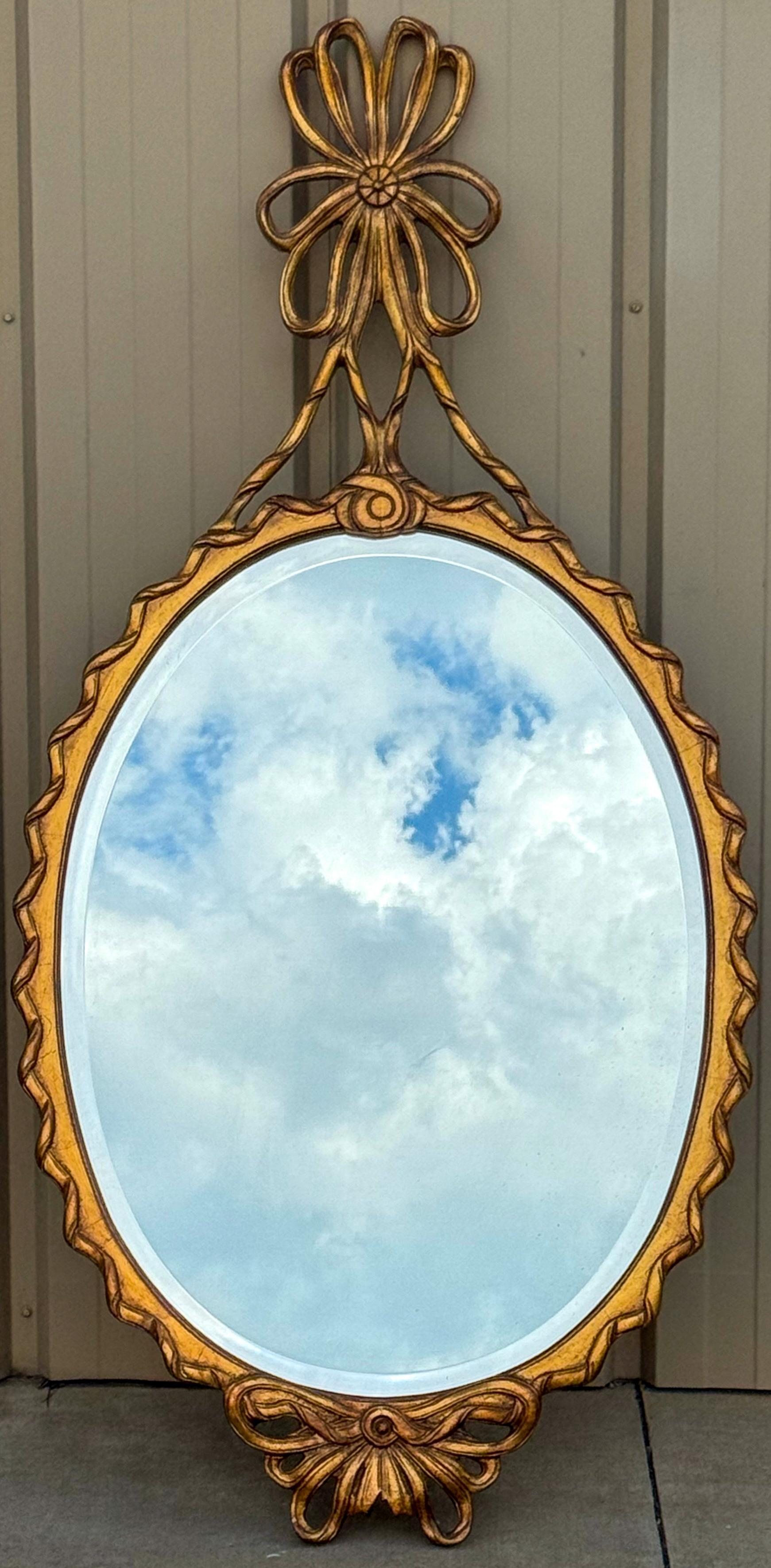 Il s'agit d'un charmant miroir en bois sculpté et doré de style Hollywood Regency. Il date des années 1960 et est italien. Il est sans marque et en très bon état.  