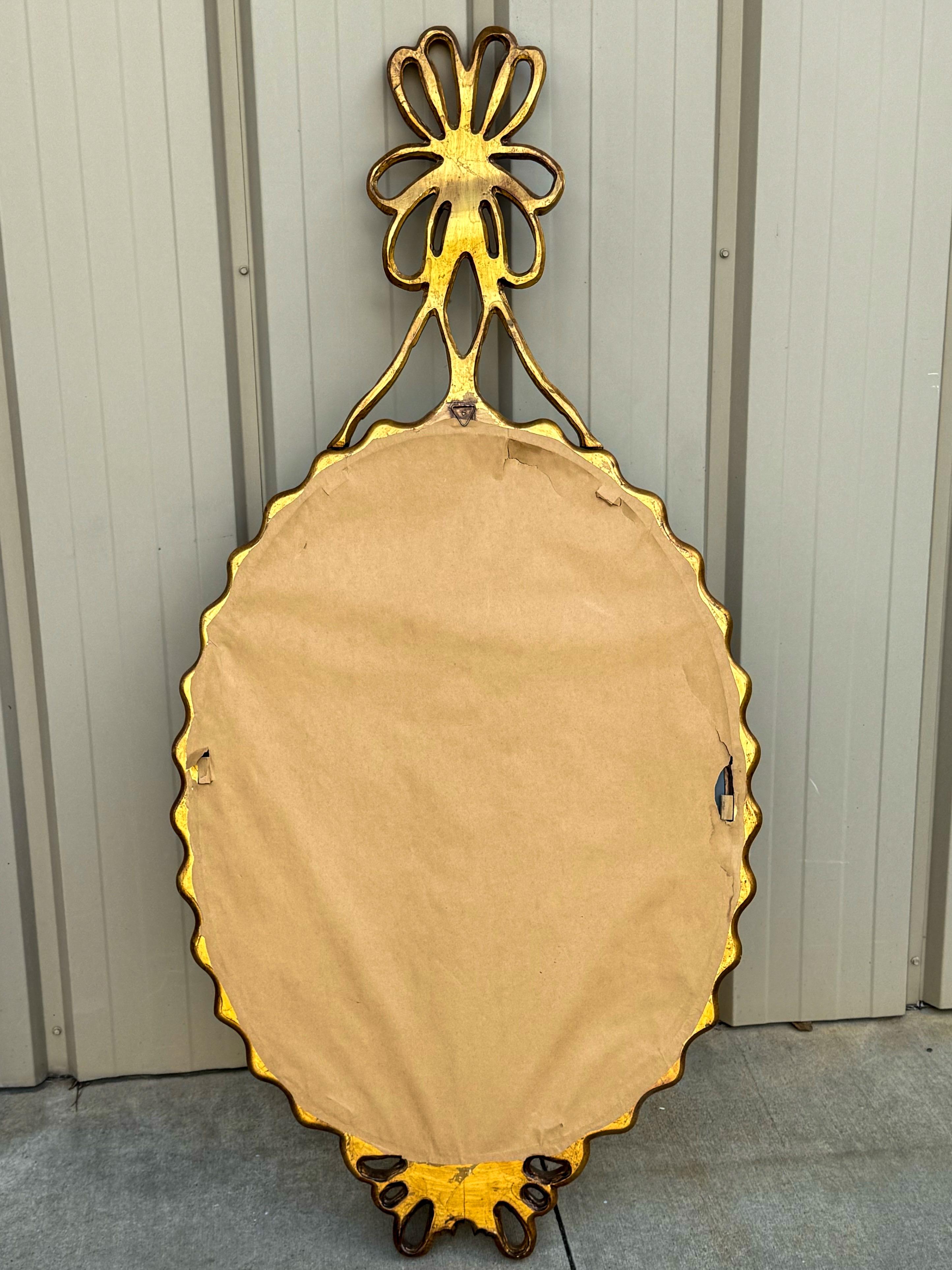 italien Miroir à ruban en bois doré sculpté, Hollywood Regency, milieu du siècle en vente