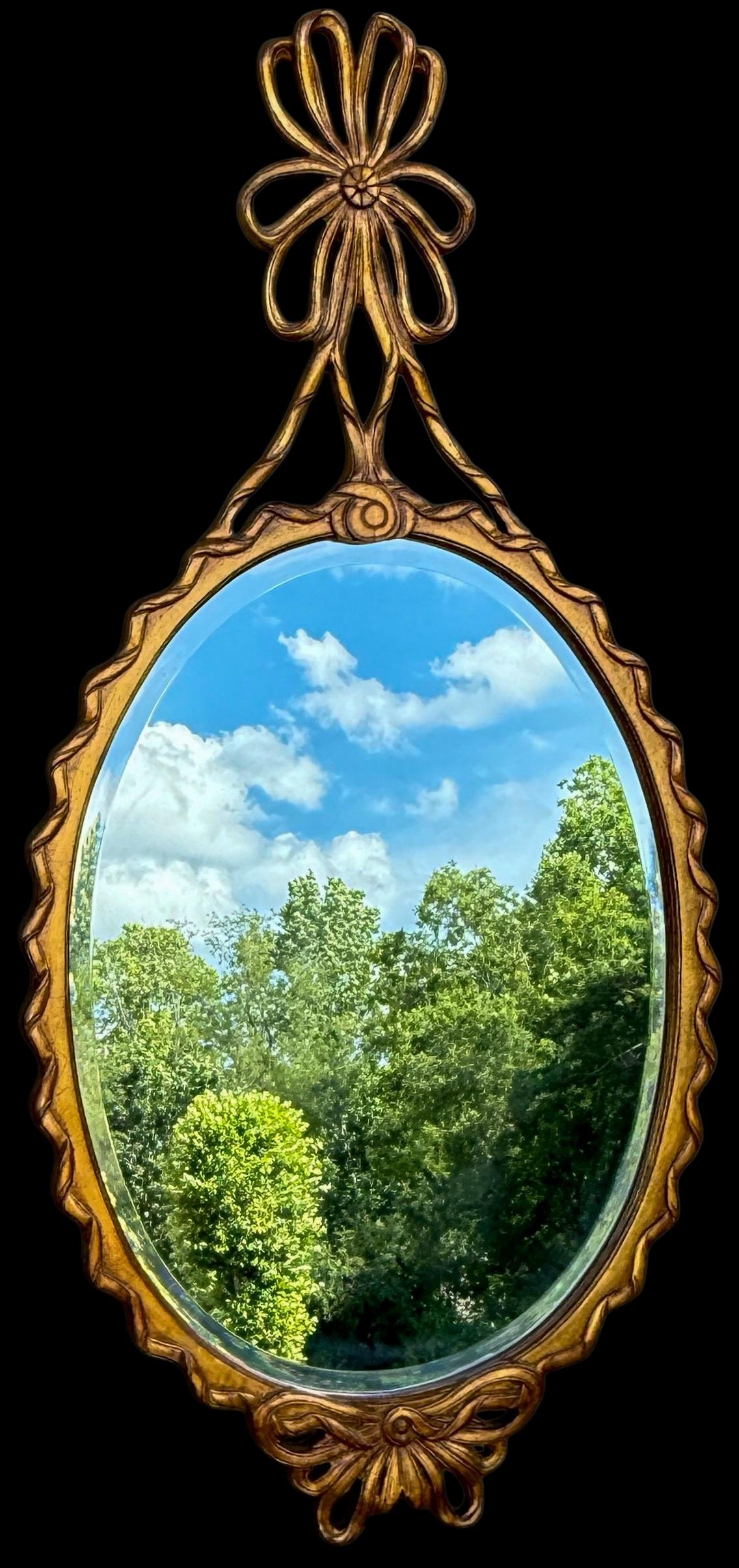 20ième siècle Miroir à ruban en bois doré sculpté, Hollywood Regency, milieu du siècle en vente