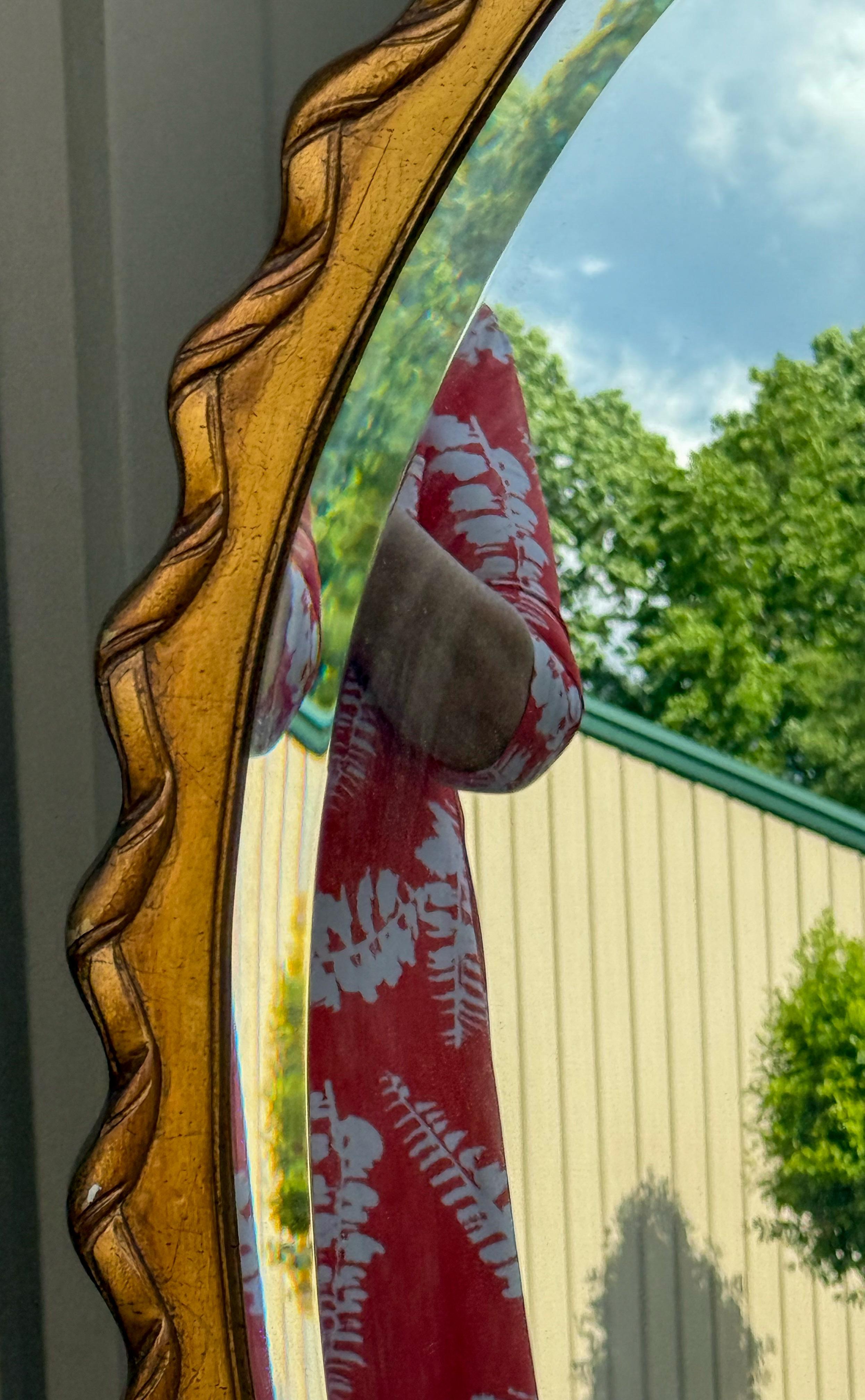 Miroir à ruban en bois doré sculpté, Hollywood Regency, milieu du siècle en vente 1
